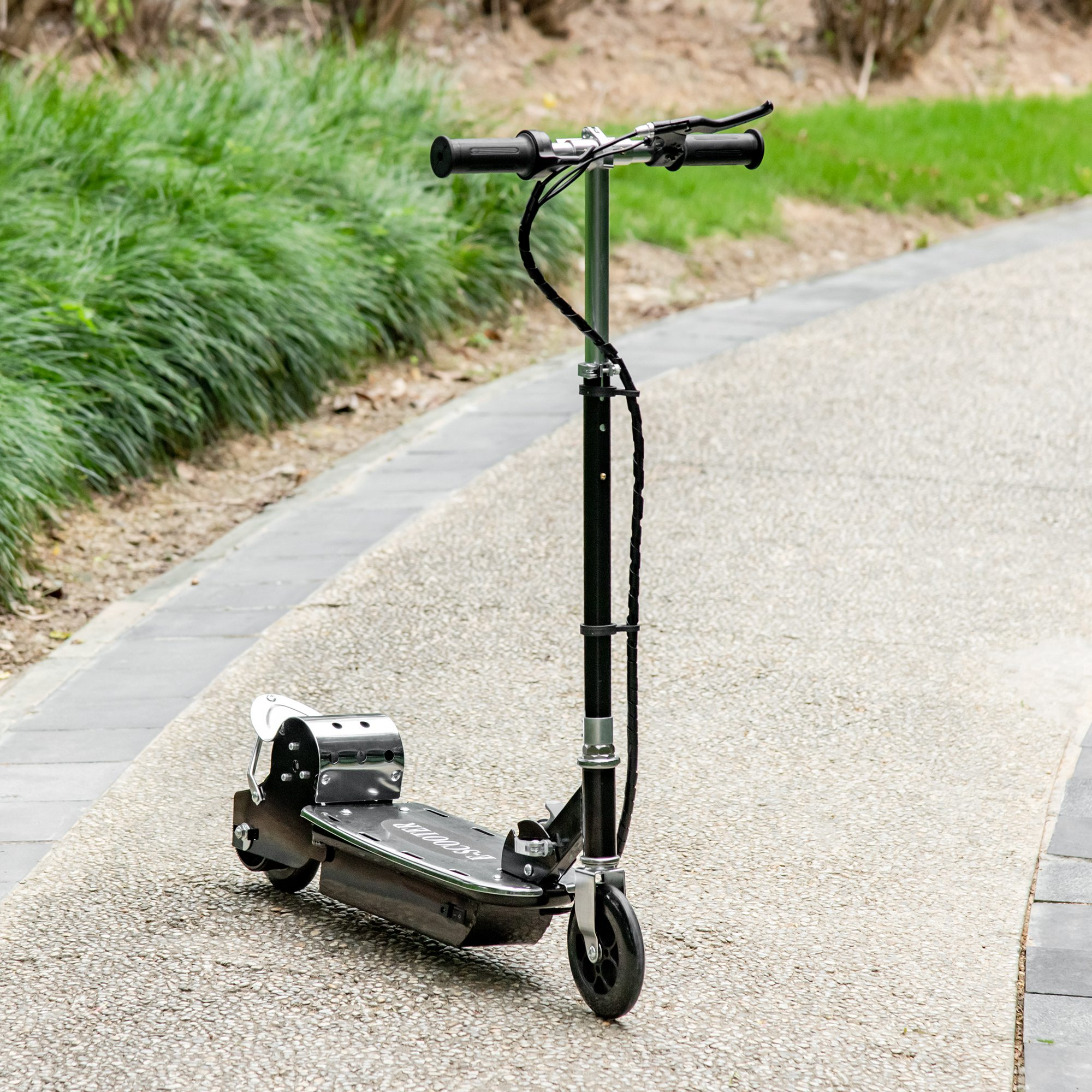 Scooter elettrico nero su un sentiero lastricato. Cespugli verdi sullo sfondo. Lo scooter è in posizione verticale.