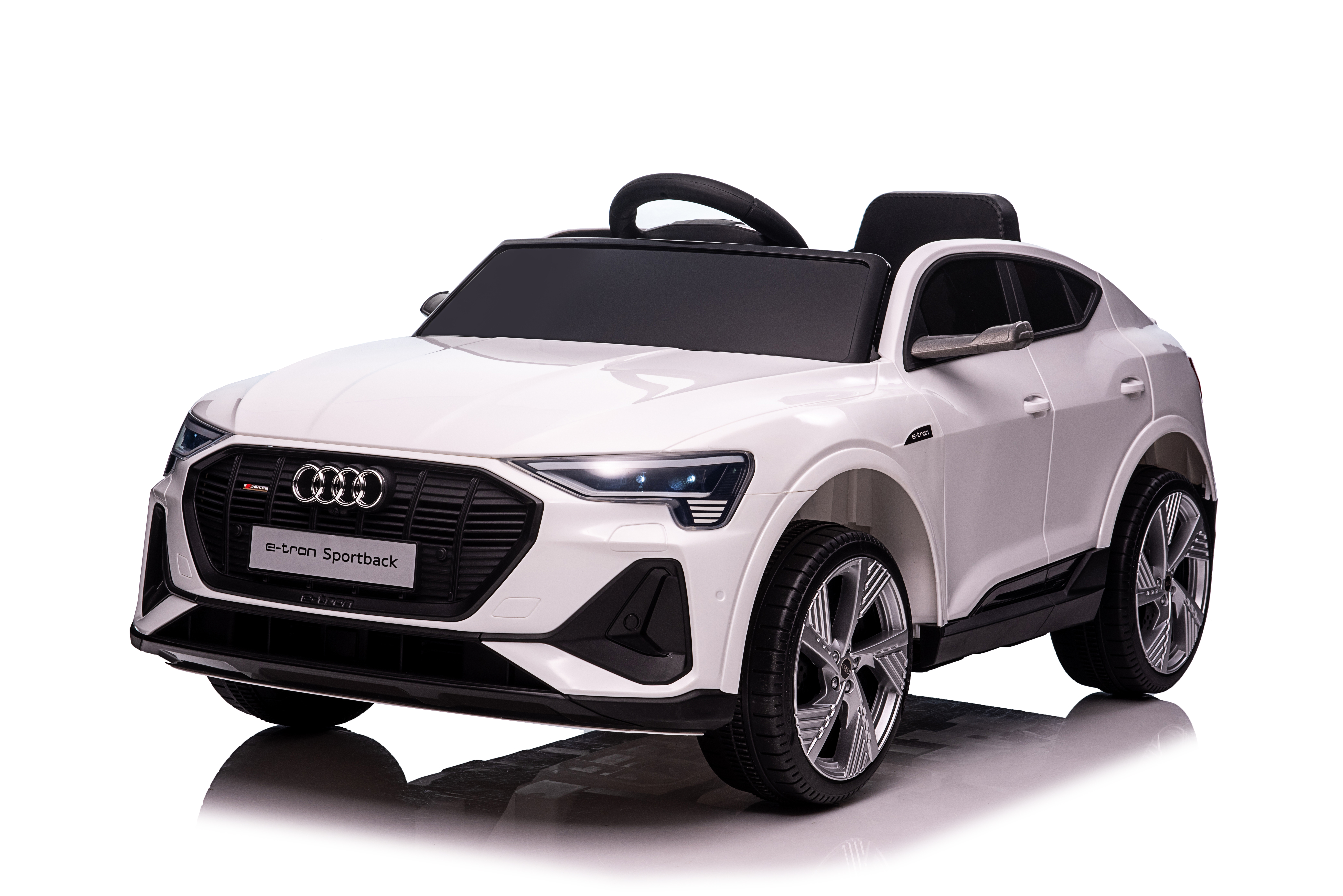 Macchina giocattolo bianca dal design moderno. Ha una carrozzeria elegante. L'auto è su sfondo bianco.