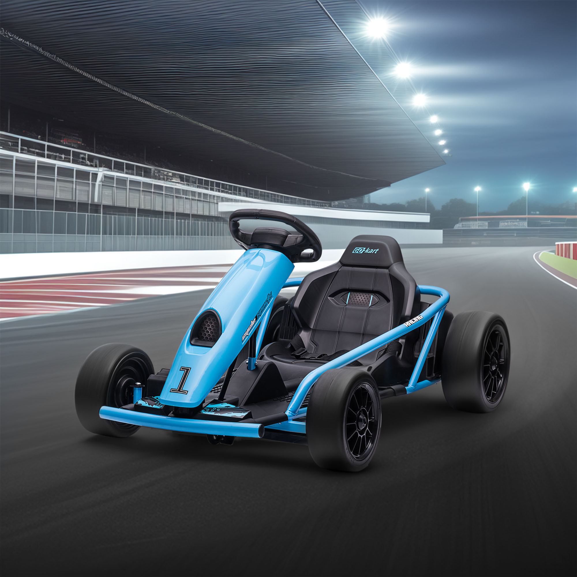 Go-kart blu con sedile e pneumatici neri su una pista. La scena è all'aperto.