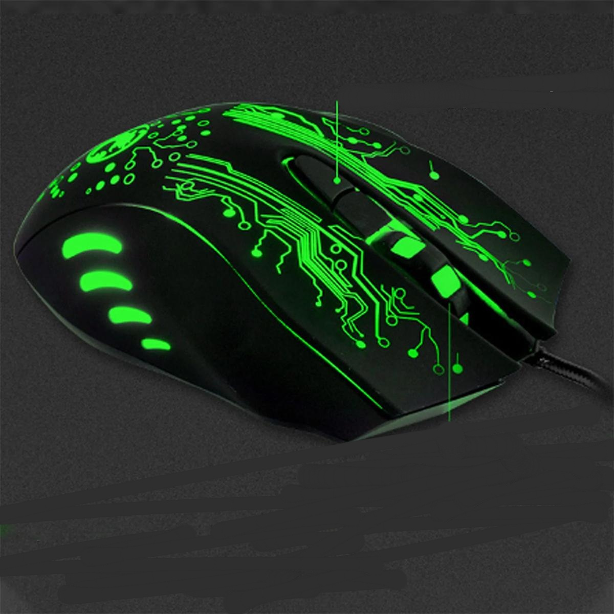 Eine schwarze Gaming-Maus mit grünem, beleuchtetem Design und einem schwarzen Mauspad.