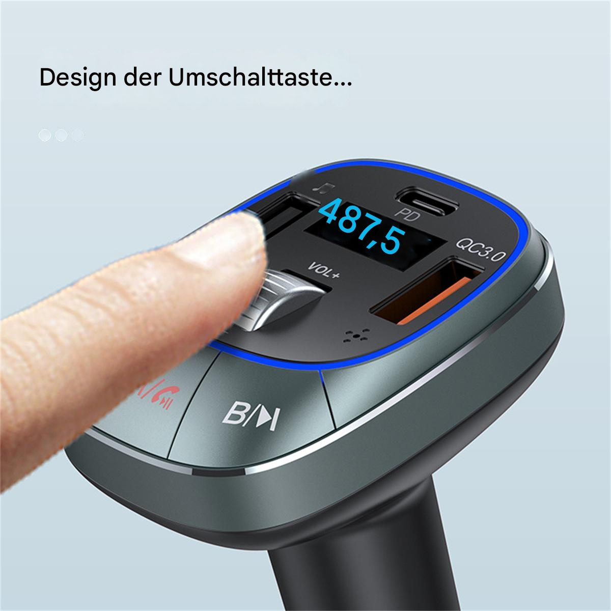 Ein Finger drückt auf eine silberne Taste an einem schwarz-grauen Gerät. Es hat einen blauen Lichtring.