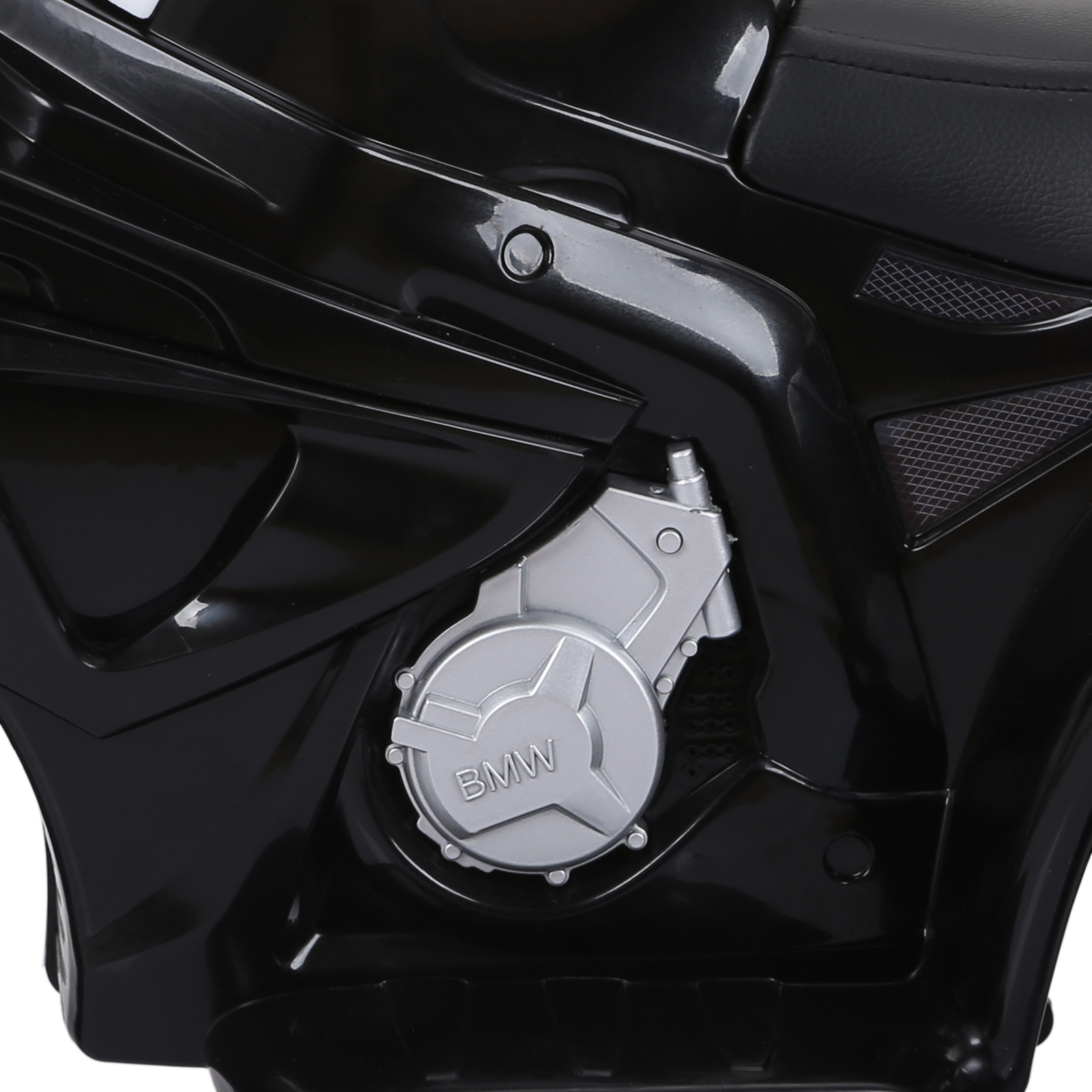 Primo piano del motore di una moto giocattolo nera con il logo BMW.
