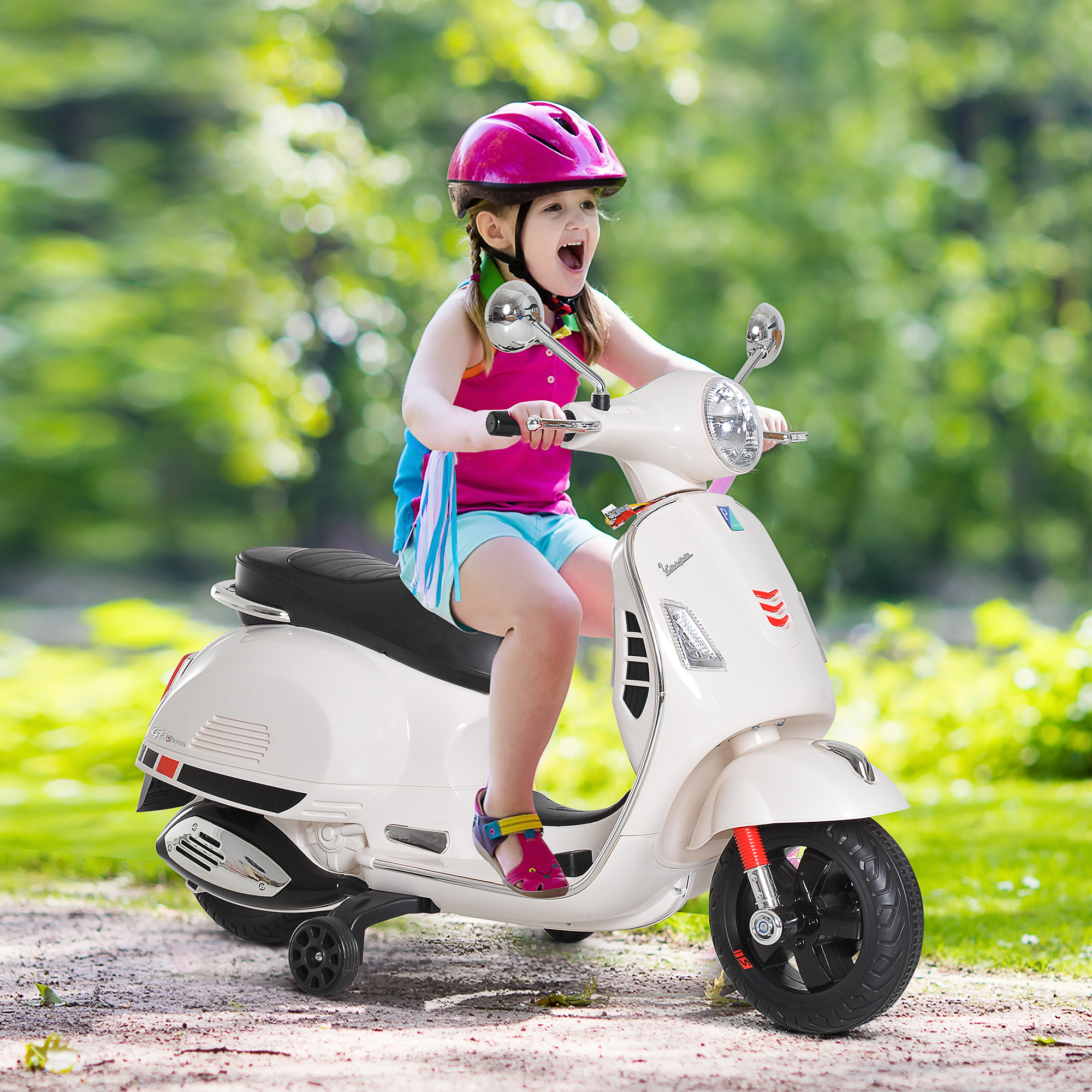 Ragazza su uno scooter bianco con casco rosa, che cavalca sull'erba.