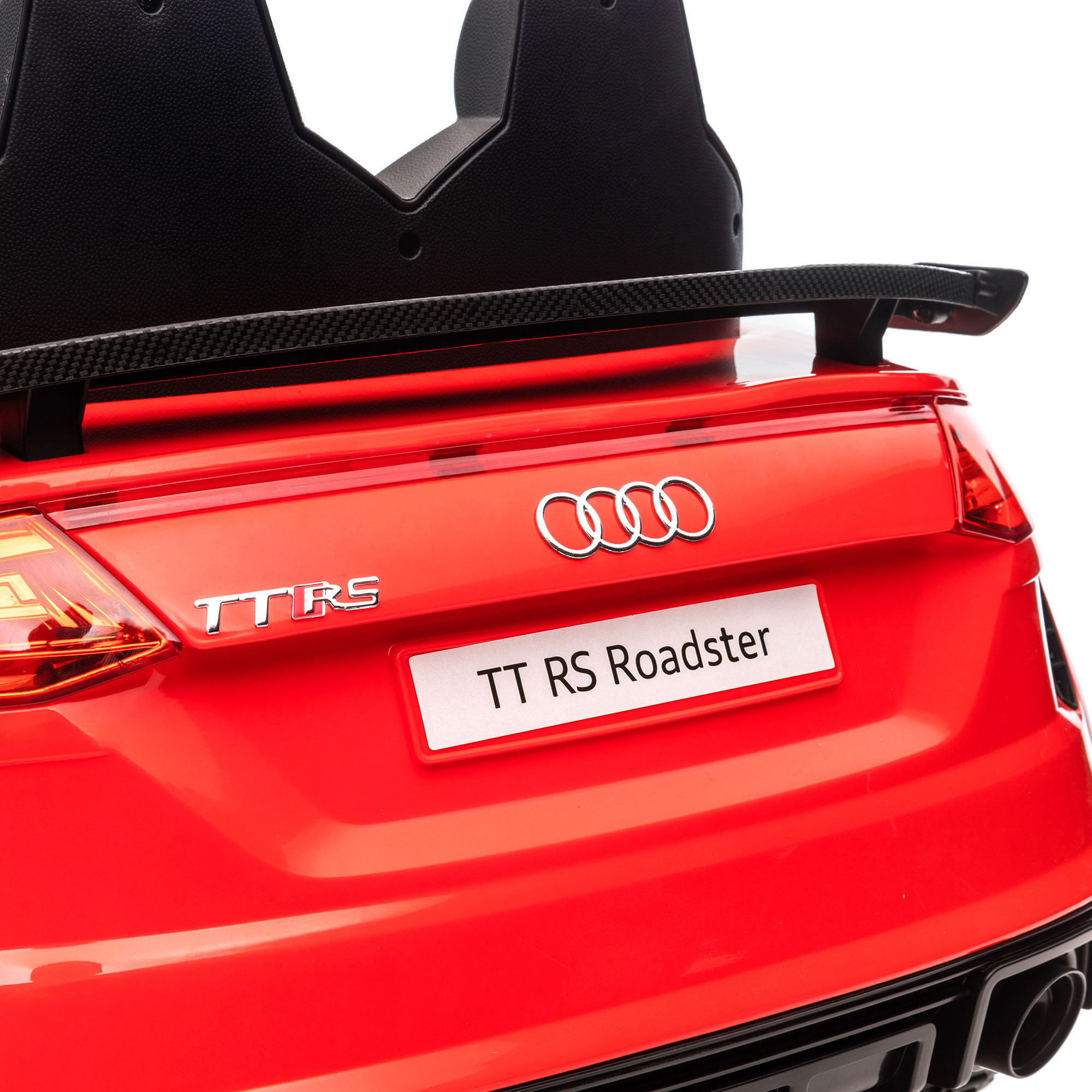 Primo piano della parte posteriore di un'auto giocattolo rossa Audi TT RS Roadster.