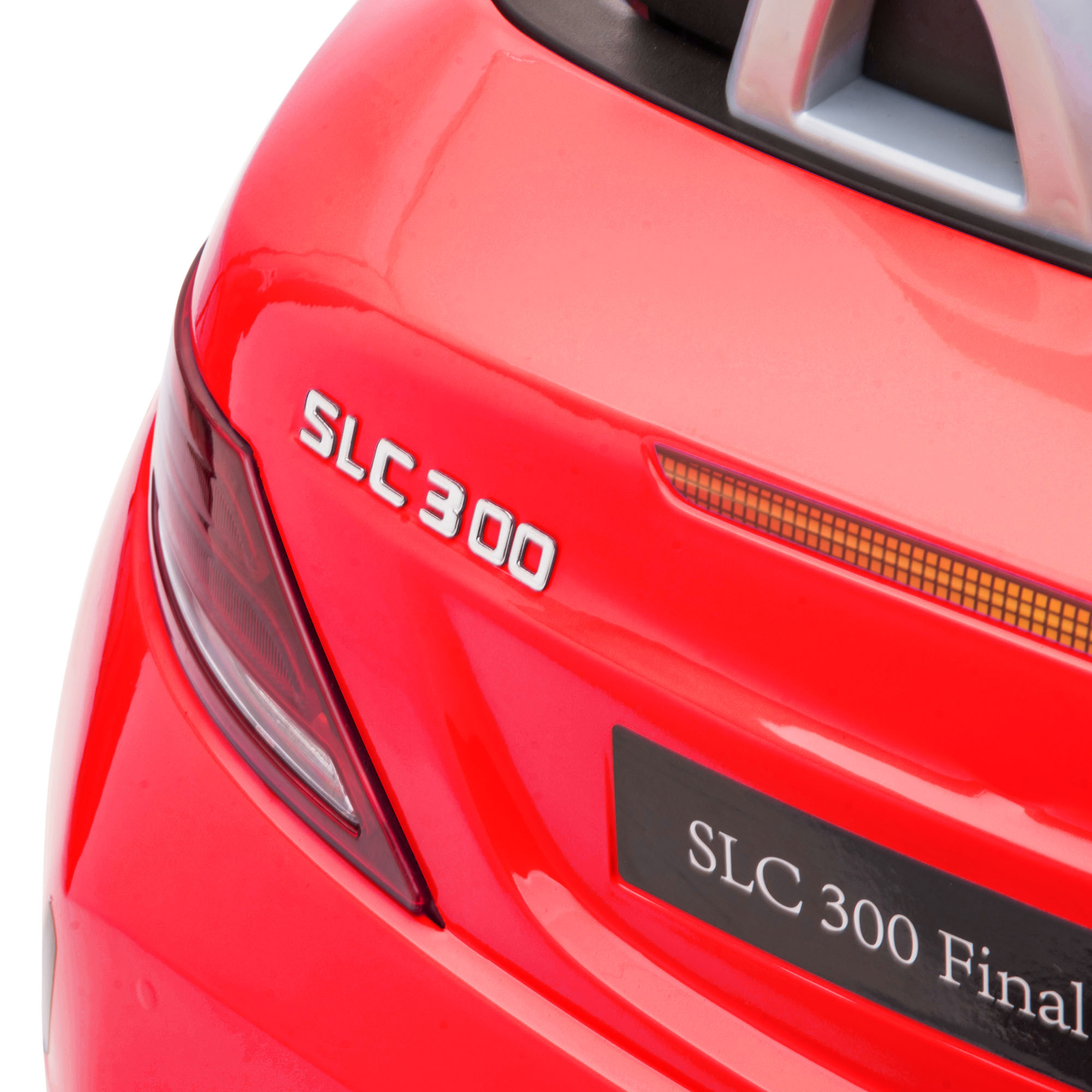Primo piano della parte posteriore di un'auto giocattolo rossa con l'etichetta 'SLC 300 Final', con un fanale.