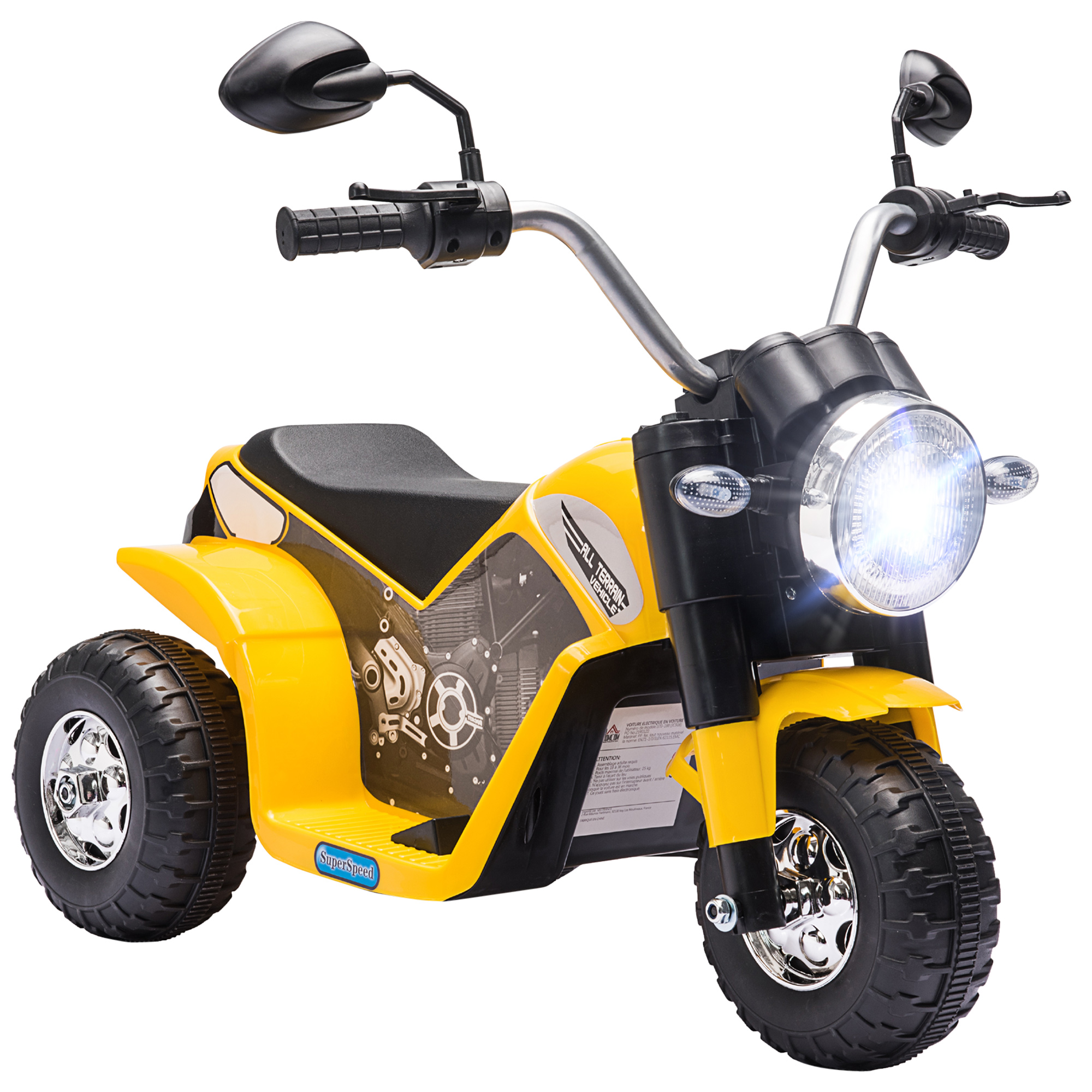 Moto giocattolo gialla a tre ruote, luci accese, su sfondo bianco.