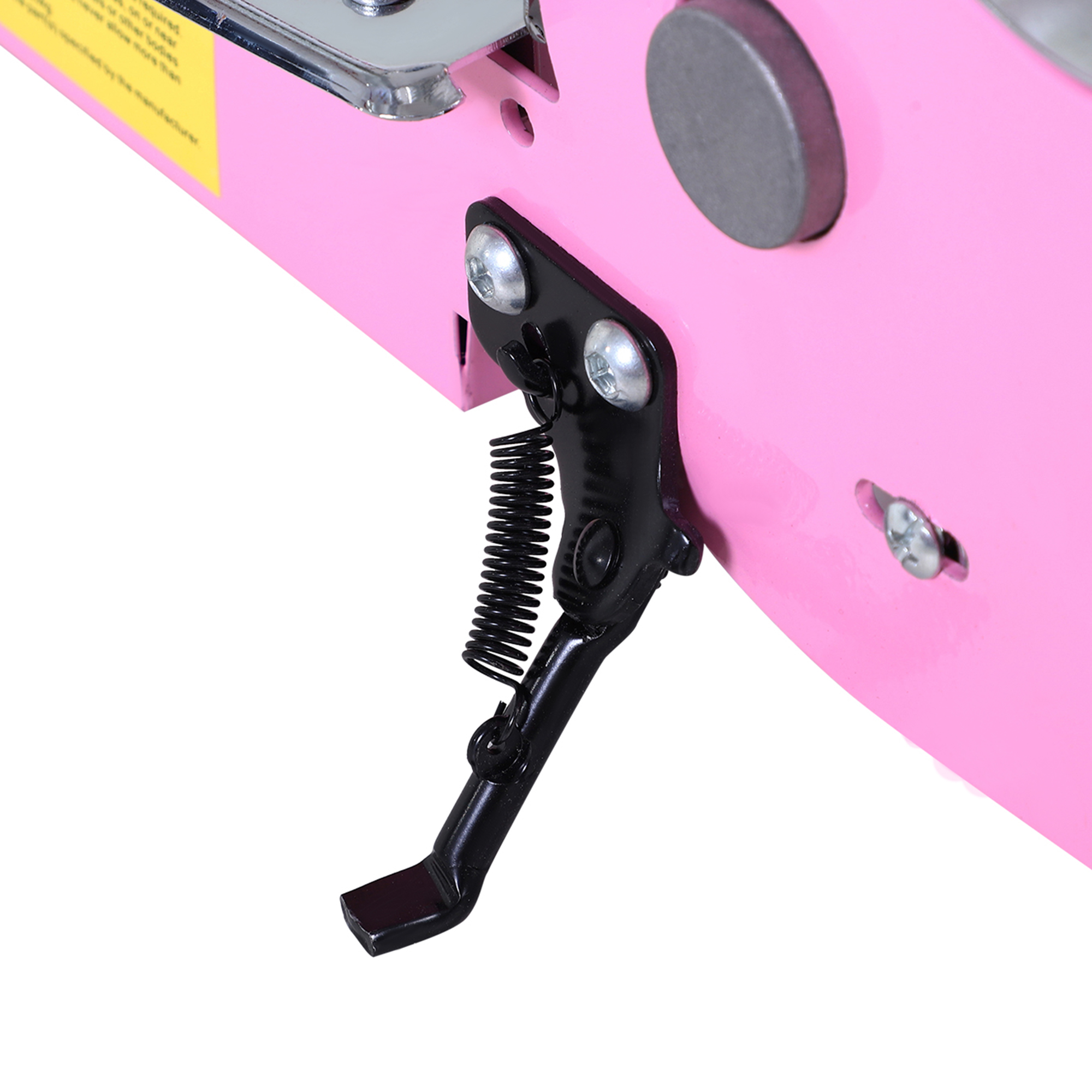 Primo piano del cavalletto laterale di una moto giocattolo rosa. Una molla nera è attaccata.