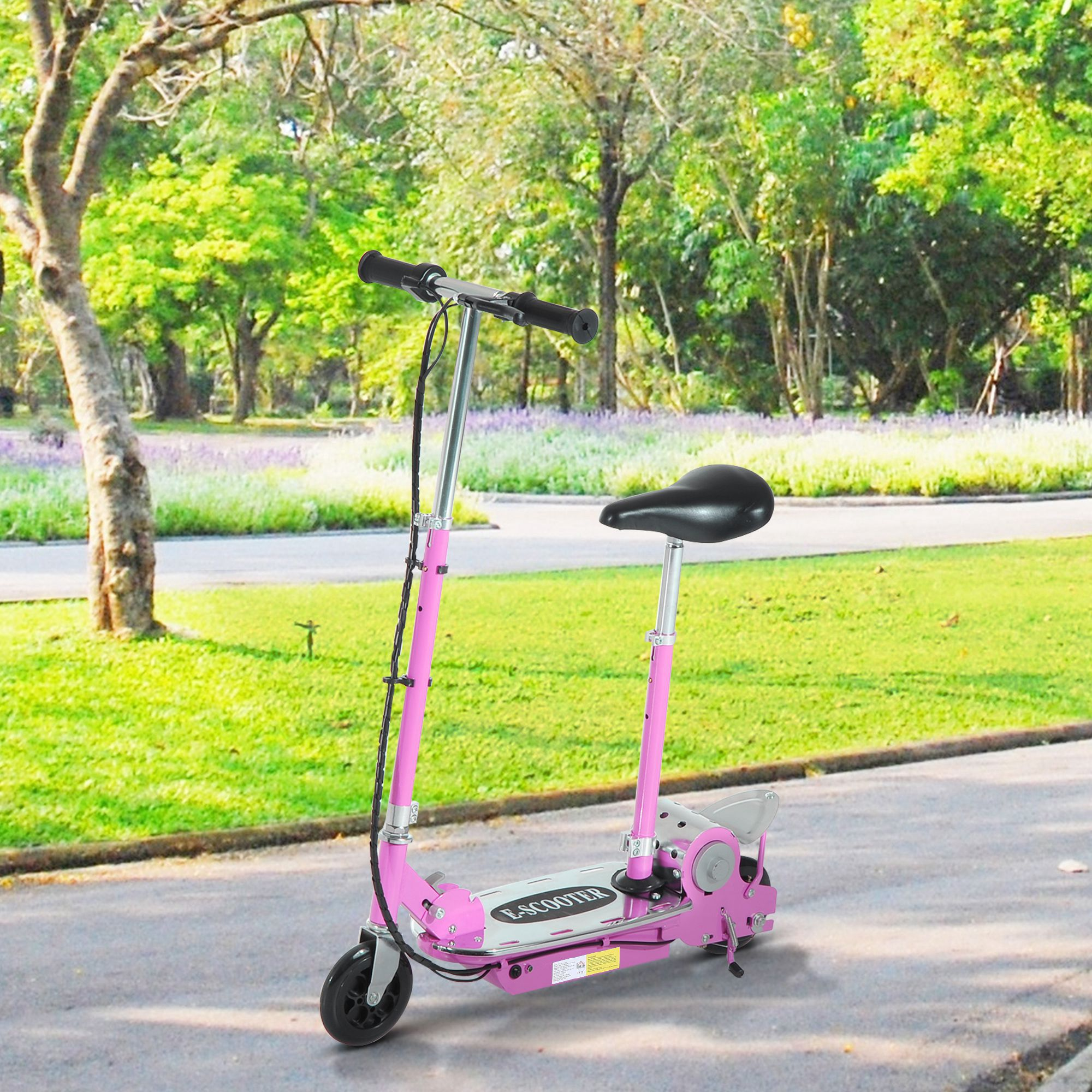 Un monopattino elettrico rosa è su un sentiero in un parco. Alberi verdi e erba sullo sfondo.