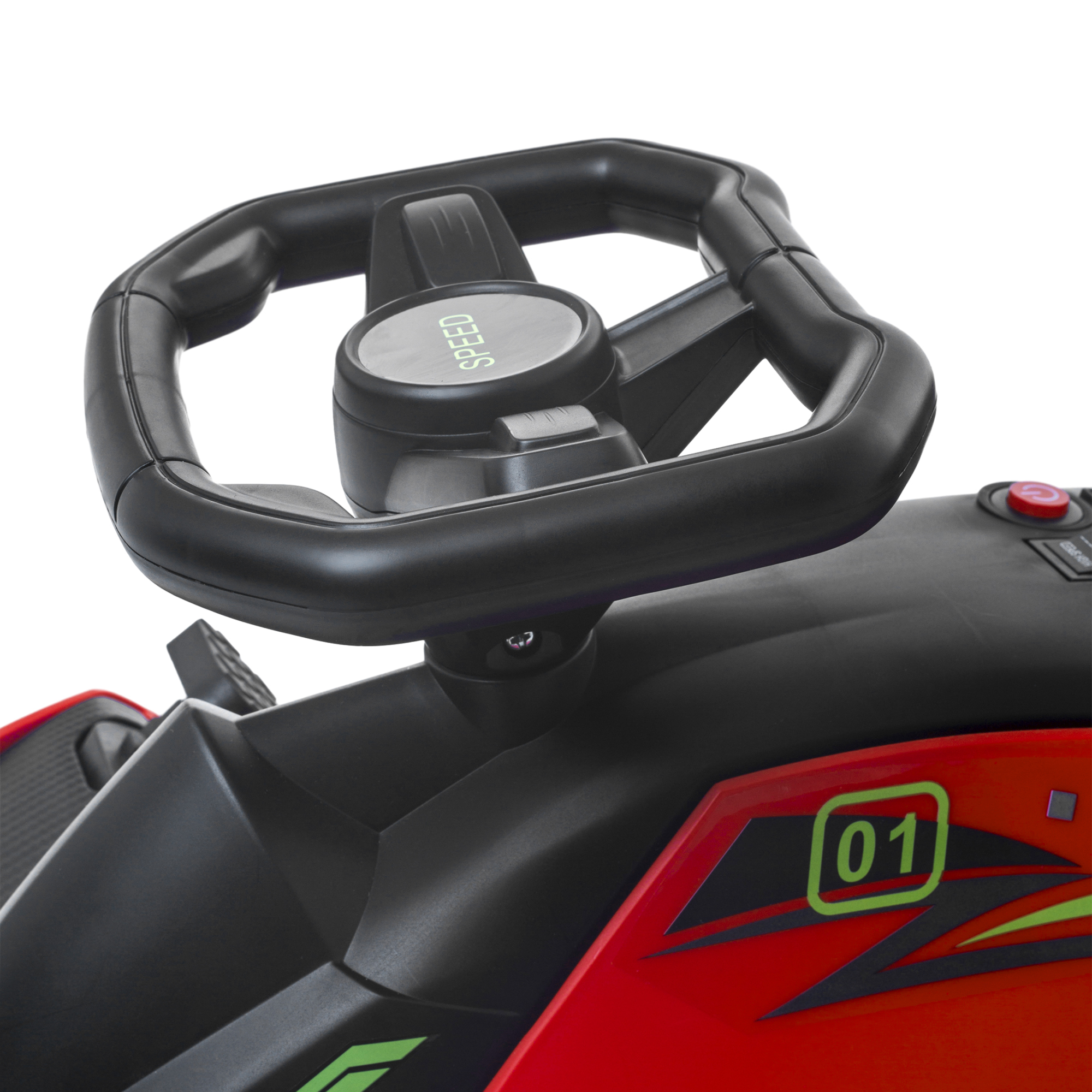 Primo piano di un volante nero su un'auto giocattolo rossa. L'auto ha il numero 01.