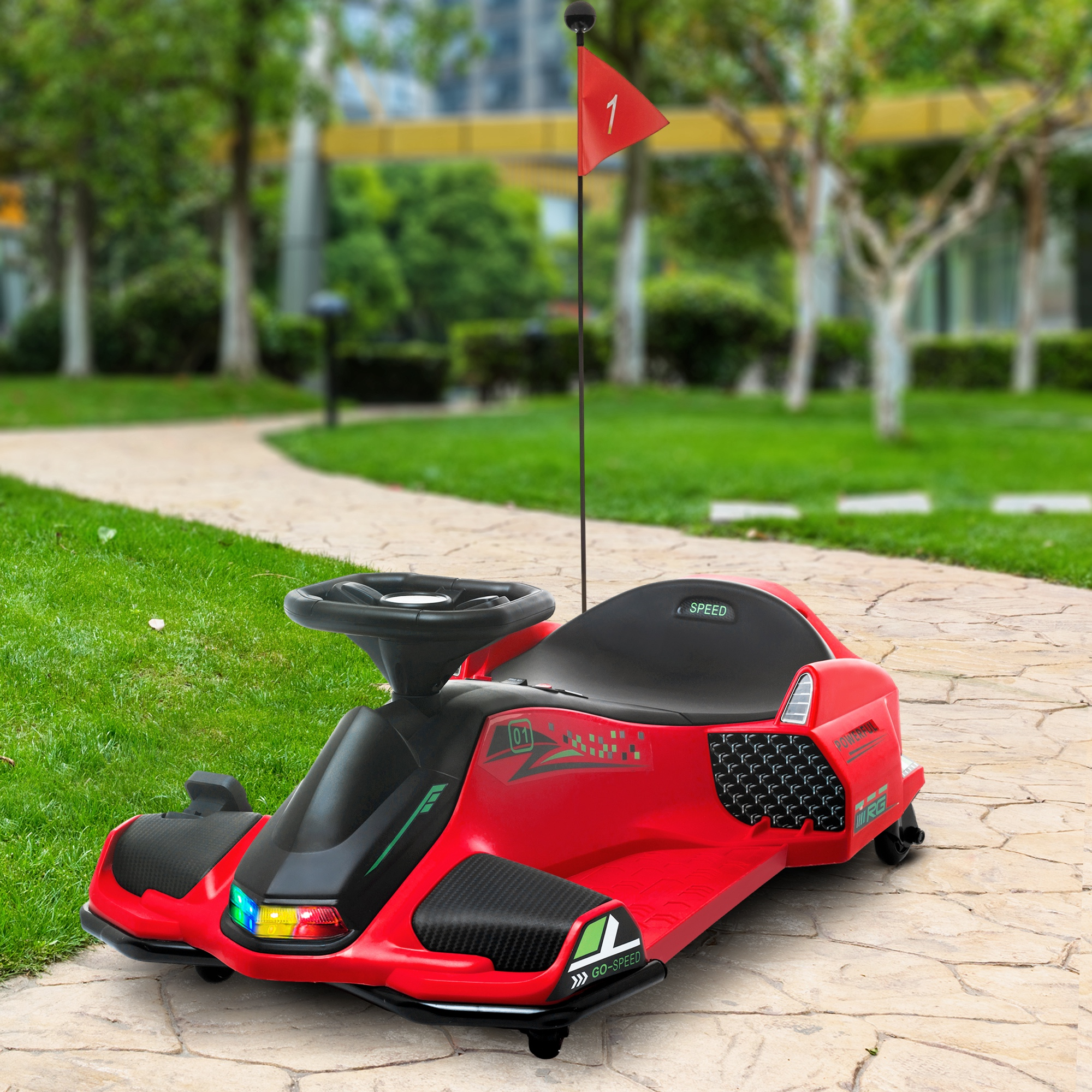 Auto giocattolo rossa con bandiera su sentiero pavimentato, sfondo verde con alberi, sfondo sfocato.