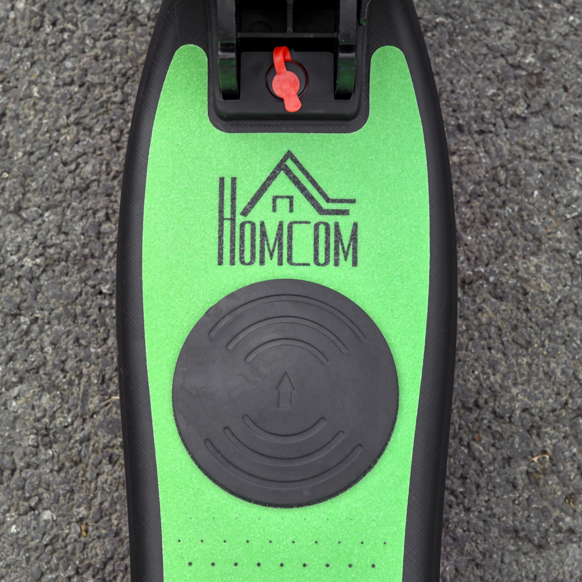 Piattaforma scooter verde con bordi neri, pulsante rosso, cerchio nero e superficie testurizzata verde con logo.