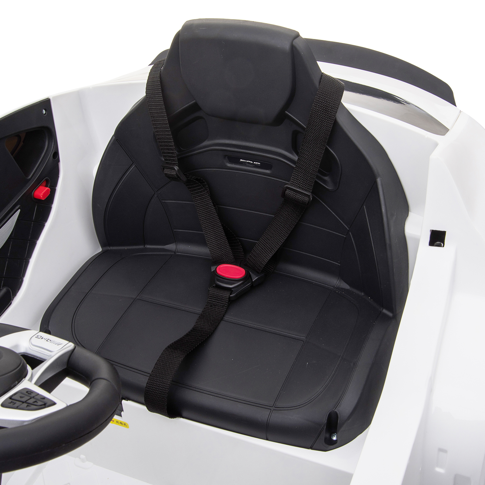 Interni di auto giocattolo in bianco e nero con sedile nero, cintura di sicurezza e volante. Sfondo bianco.