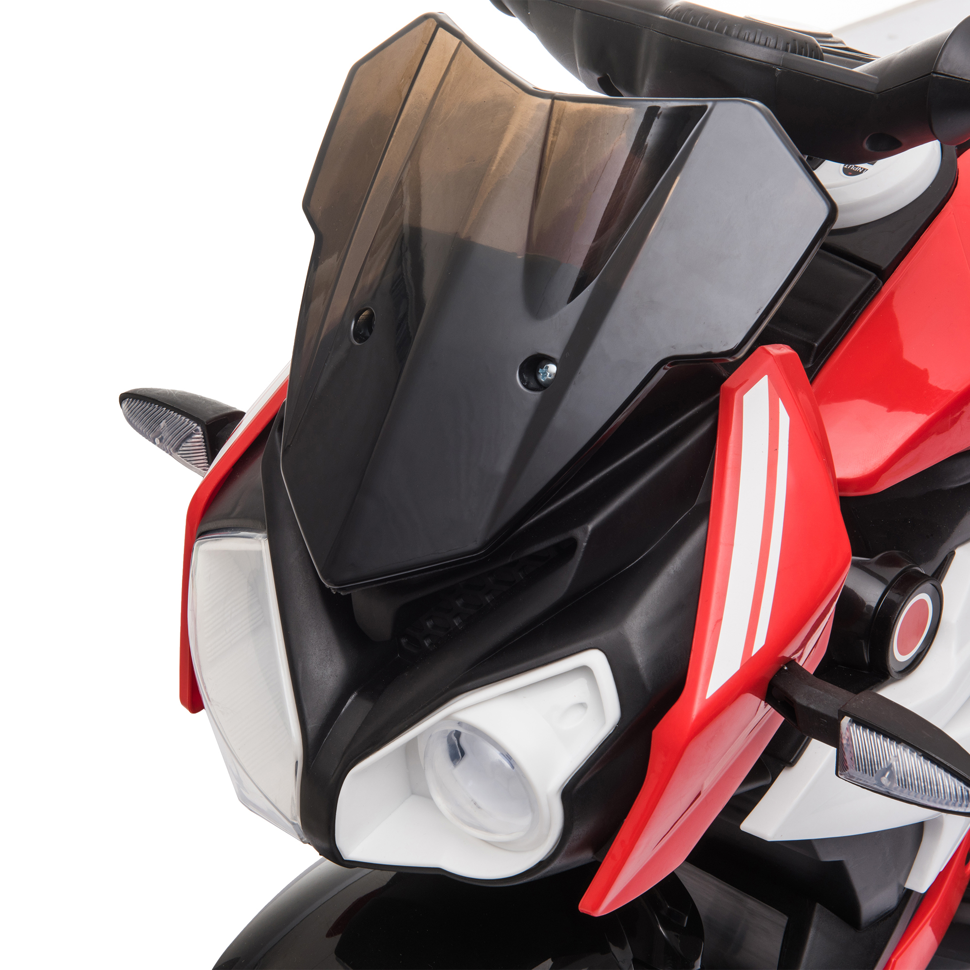 Primo piano di una moto giocattolo rossa e nera. Visibili il faro, il parabrezza e gli specchietti laterali.