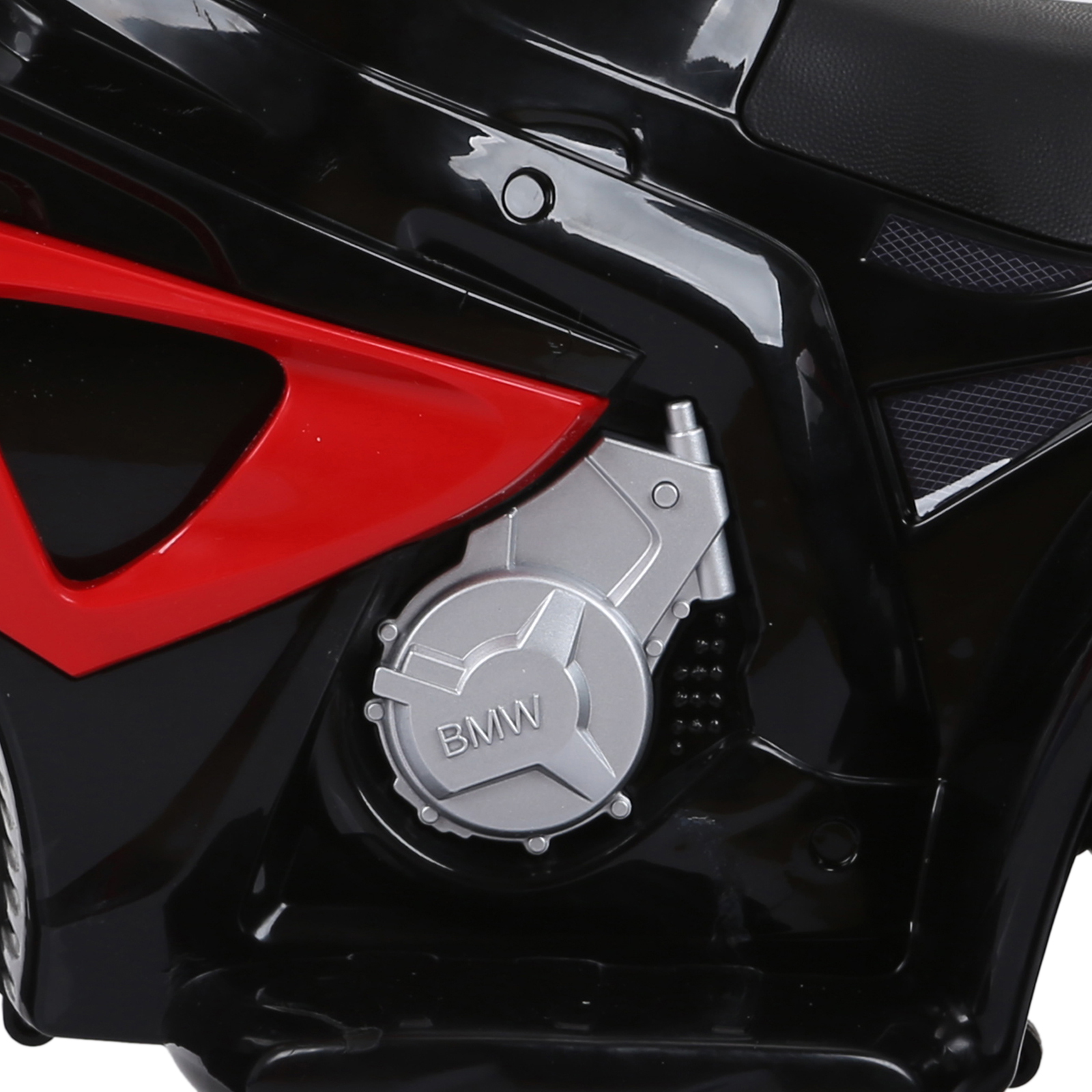 Primo piano del motore di una moto giocattolo nera con logo BMW.