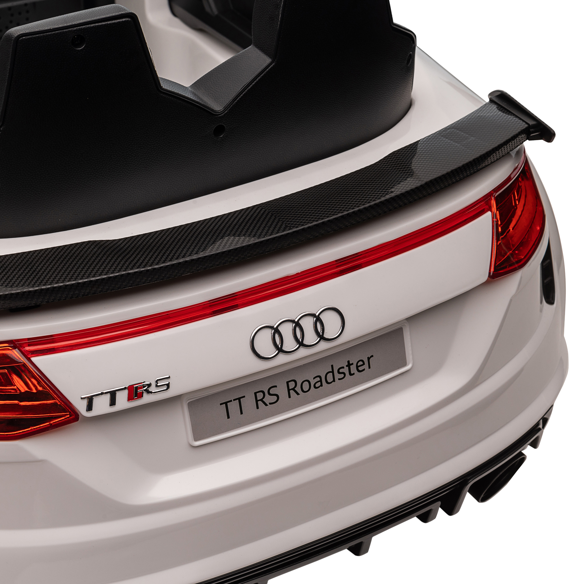Primo piano della parte posteriore di un'auto giocattolo bianca con il logo TT RS Roadster.