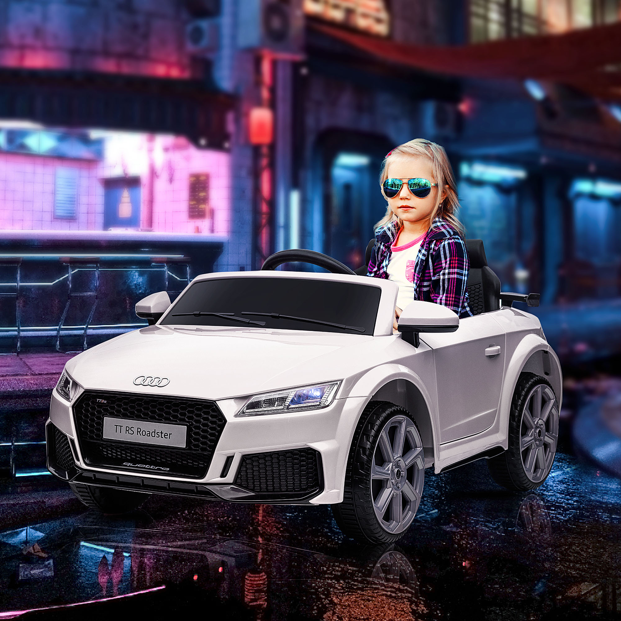 Ragazza con occhiali da sole guida auto giocattolo bianca con interno nero, scena notturna.
