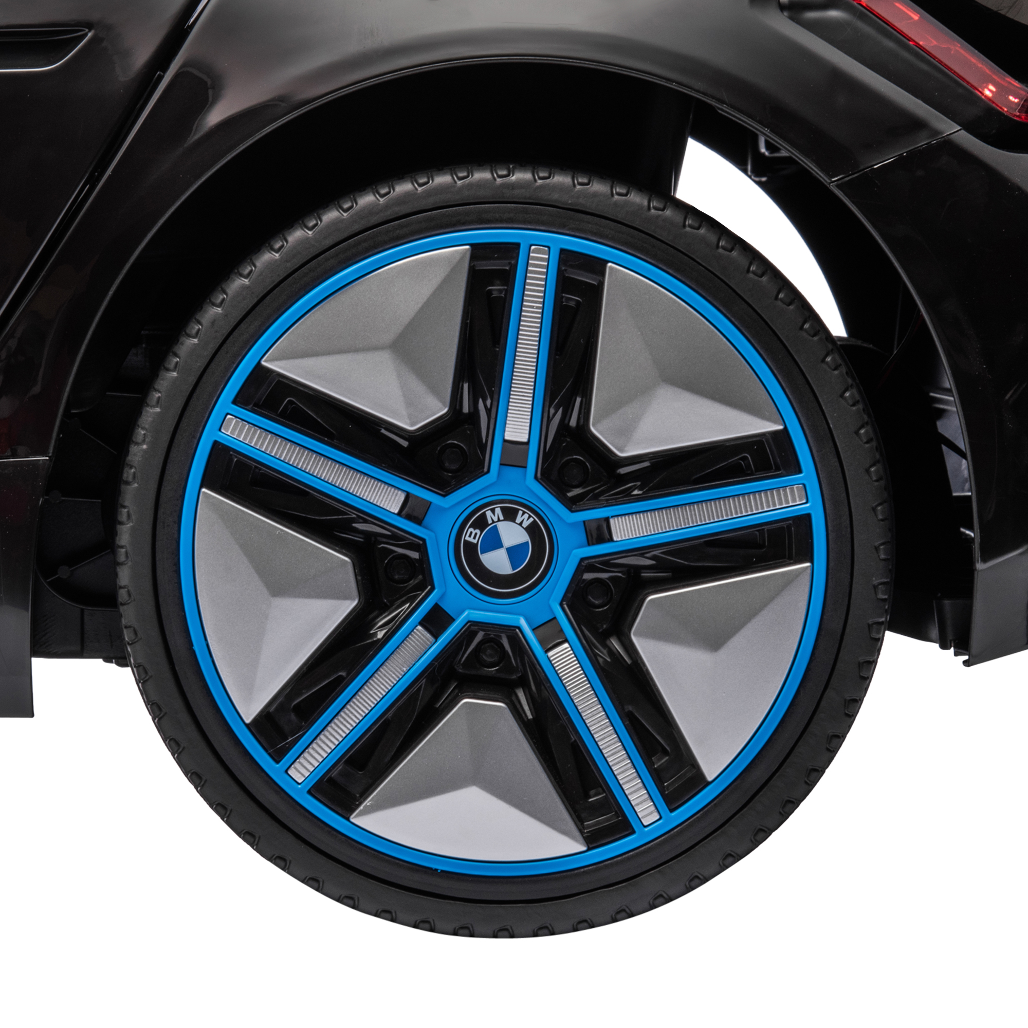 Un primo piano di una ruota di auto nera con accenti blu e grigi. Un logo BMW è visibile.