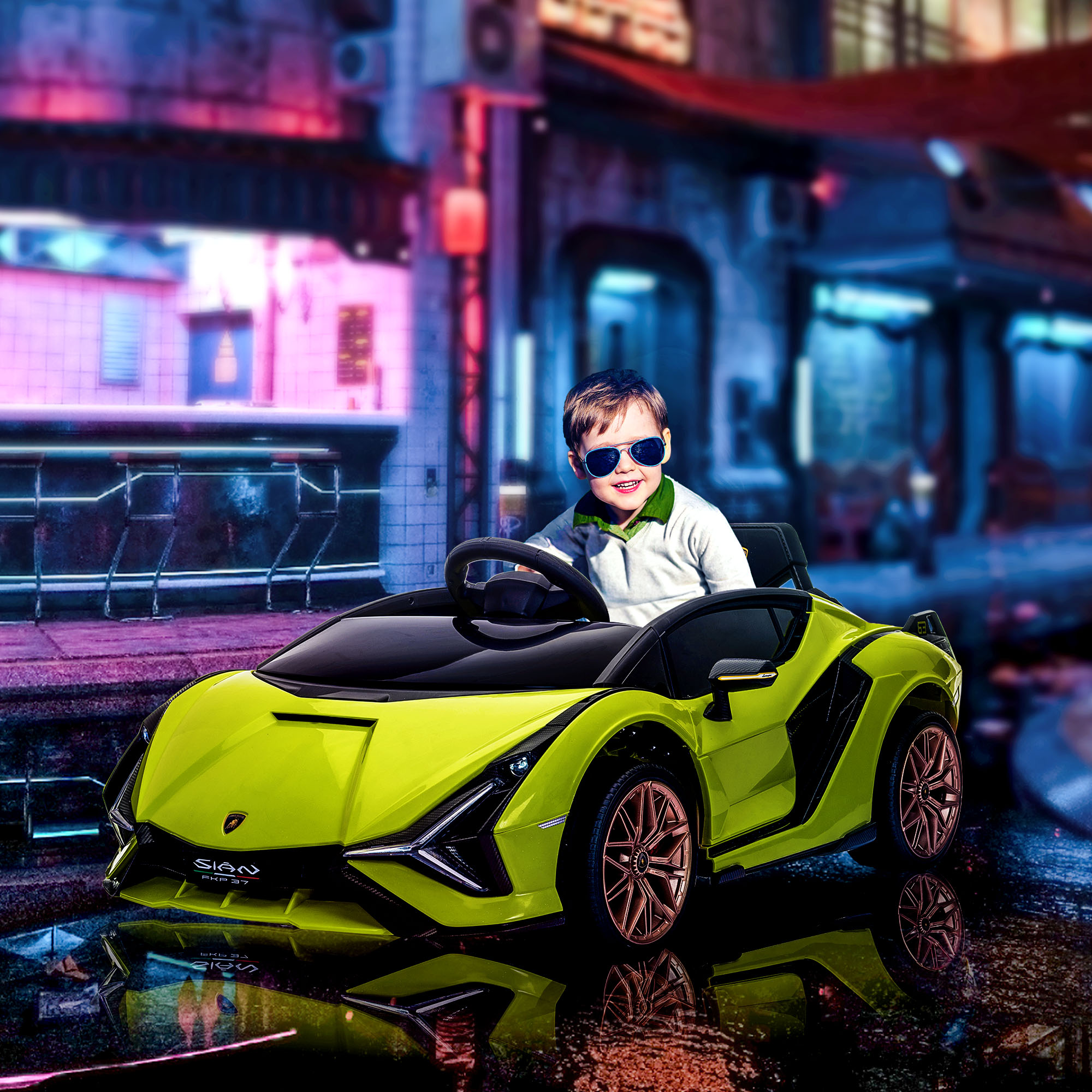 Niño con gafas de sol conduciendo un coche de juguete amarillo, escena nocturna.