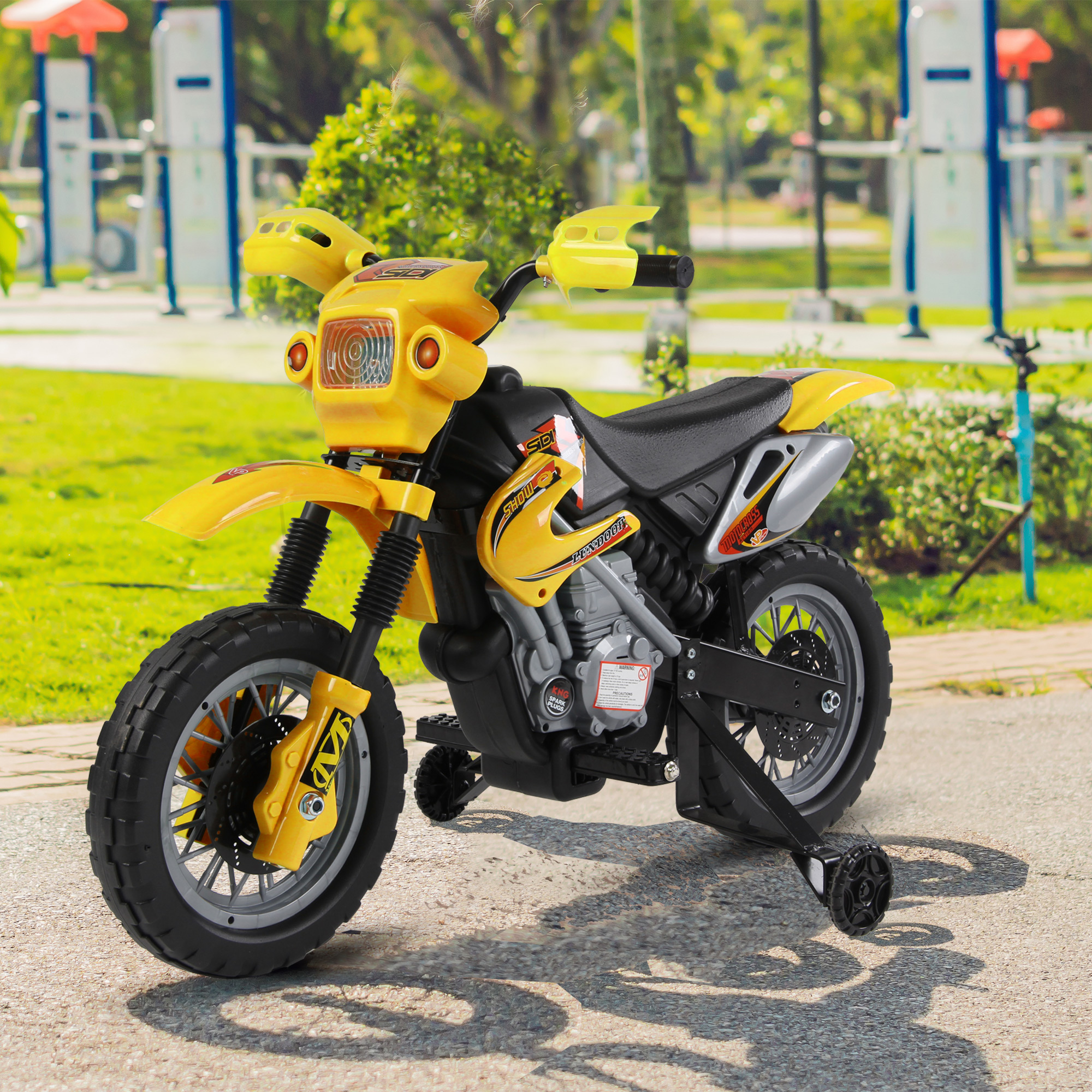 Moto giocattolo gialla su superficie pavimentata, con rotelle.