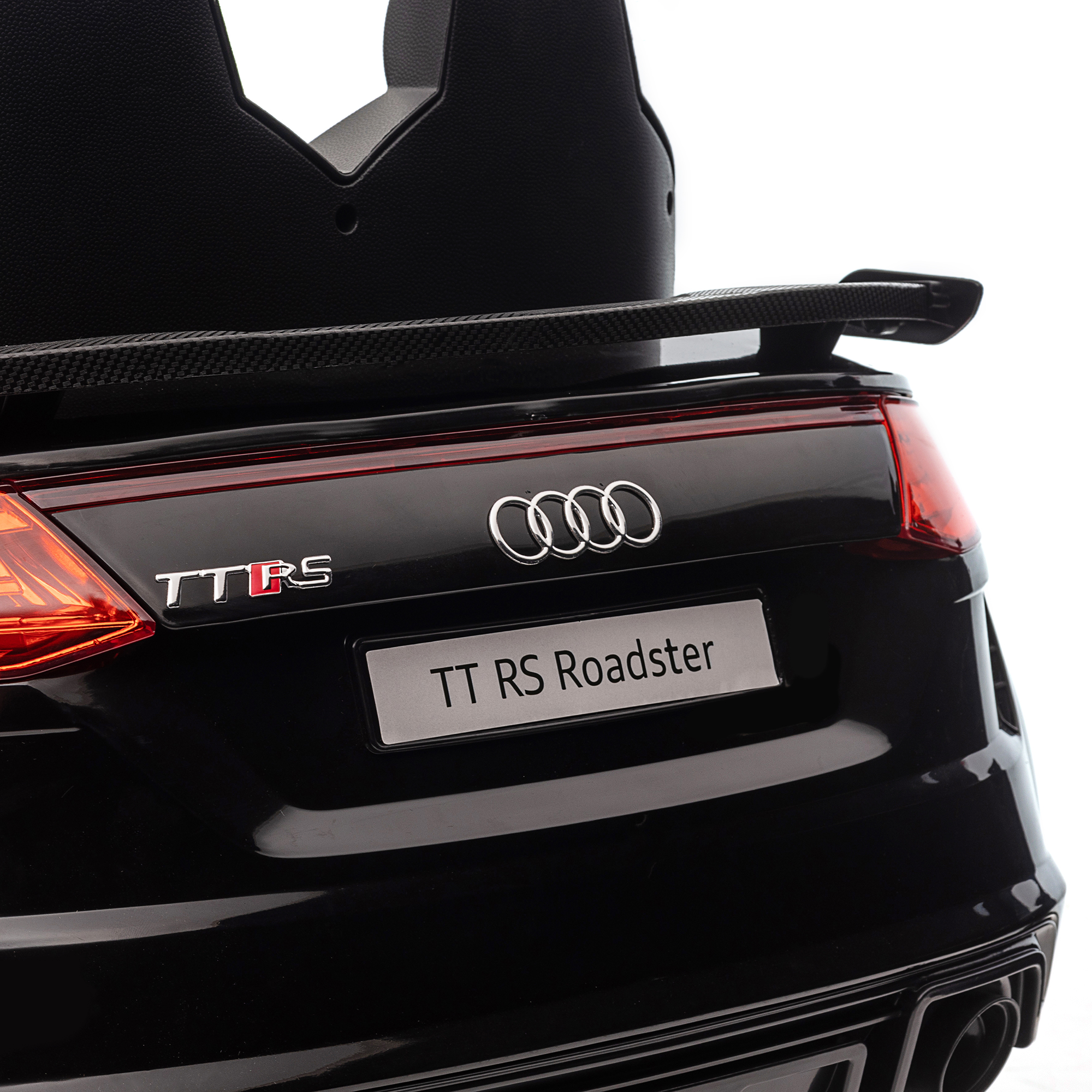 Parte posteriore di un'auto nera con distintivo TT RS Roadster e logo Audi.