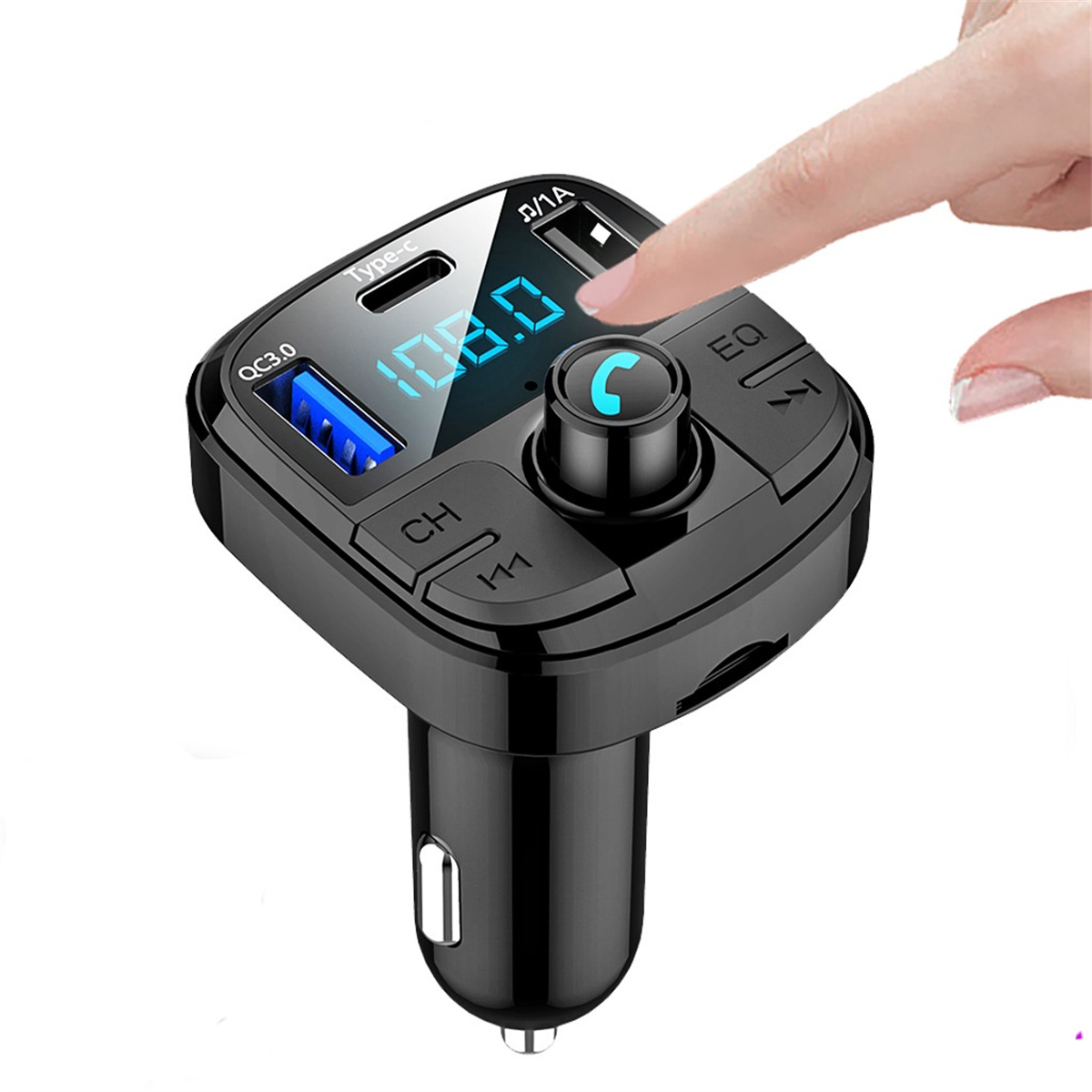 Schwarzes Autoladegerät mit digitaler Anzeige von 108,0. Ein Finger berührt es.