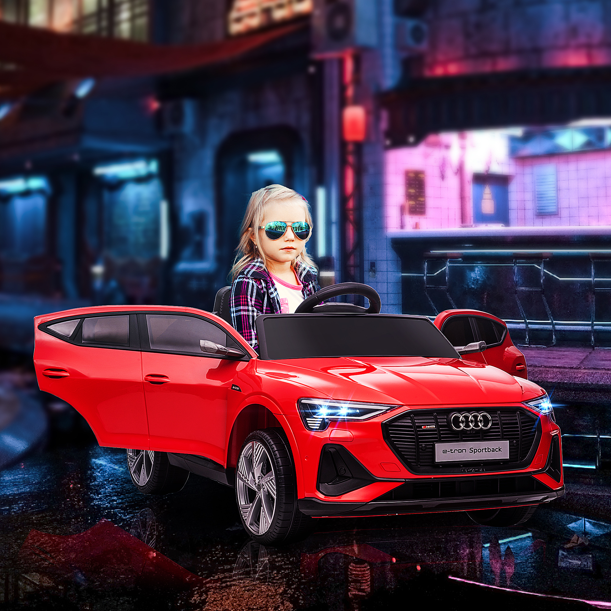 Ragazza con occhiali da sole guida auto giocattolo rossa con porte aperte, scena notturna.
