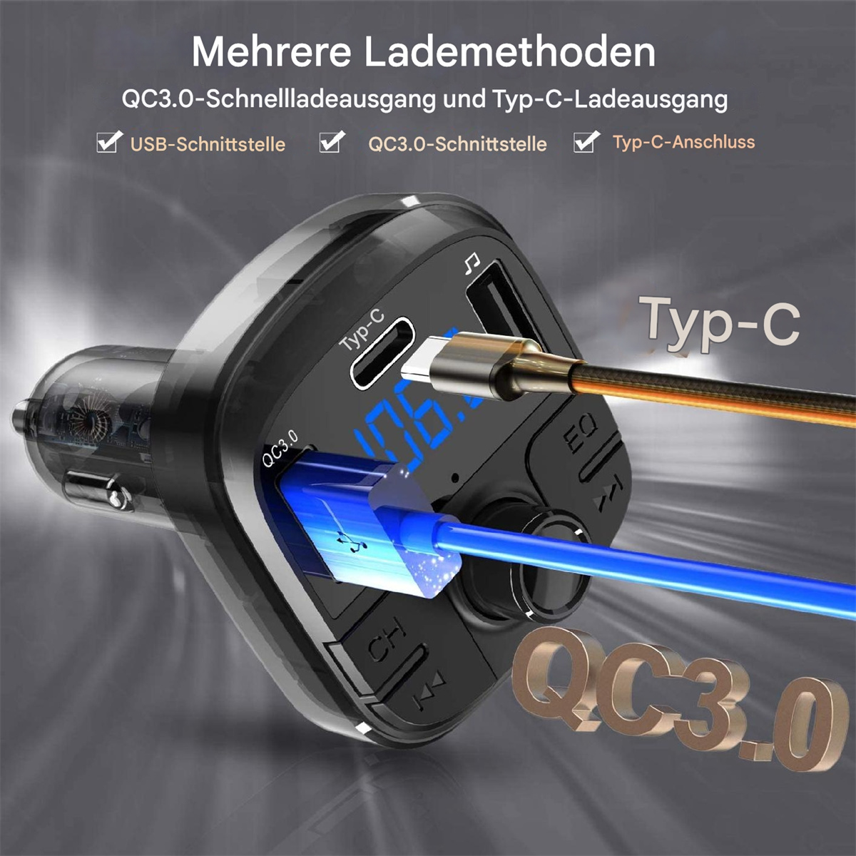 Schwarzes Autoladegerät mit USB- und Typ-C-Anschlüssen, Ladekabel eingesteckt.