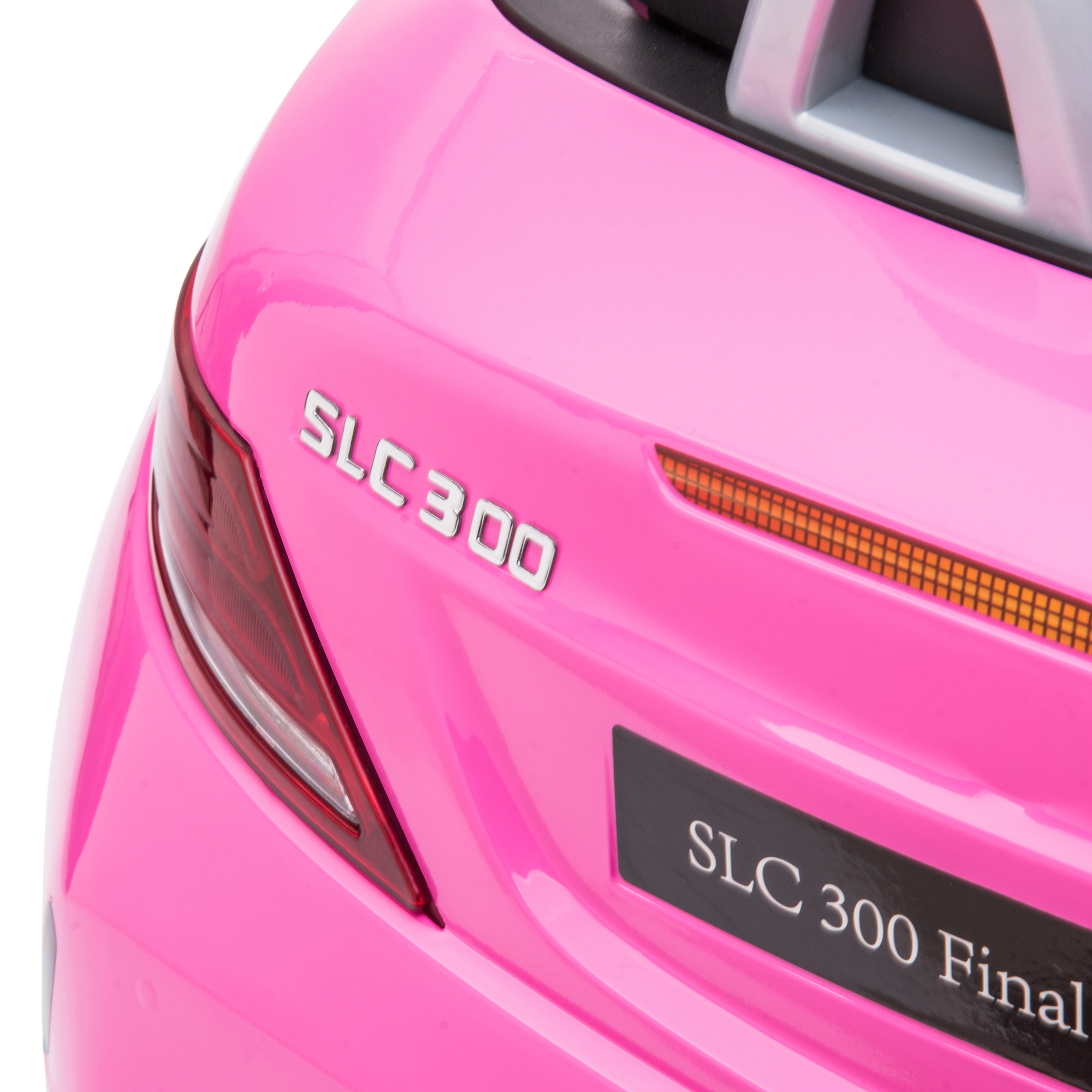 Primo piano della parte posteriore di un'auto rosa con testo SLC 300 e SLC 300 Final.