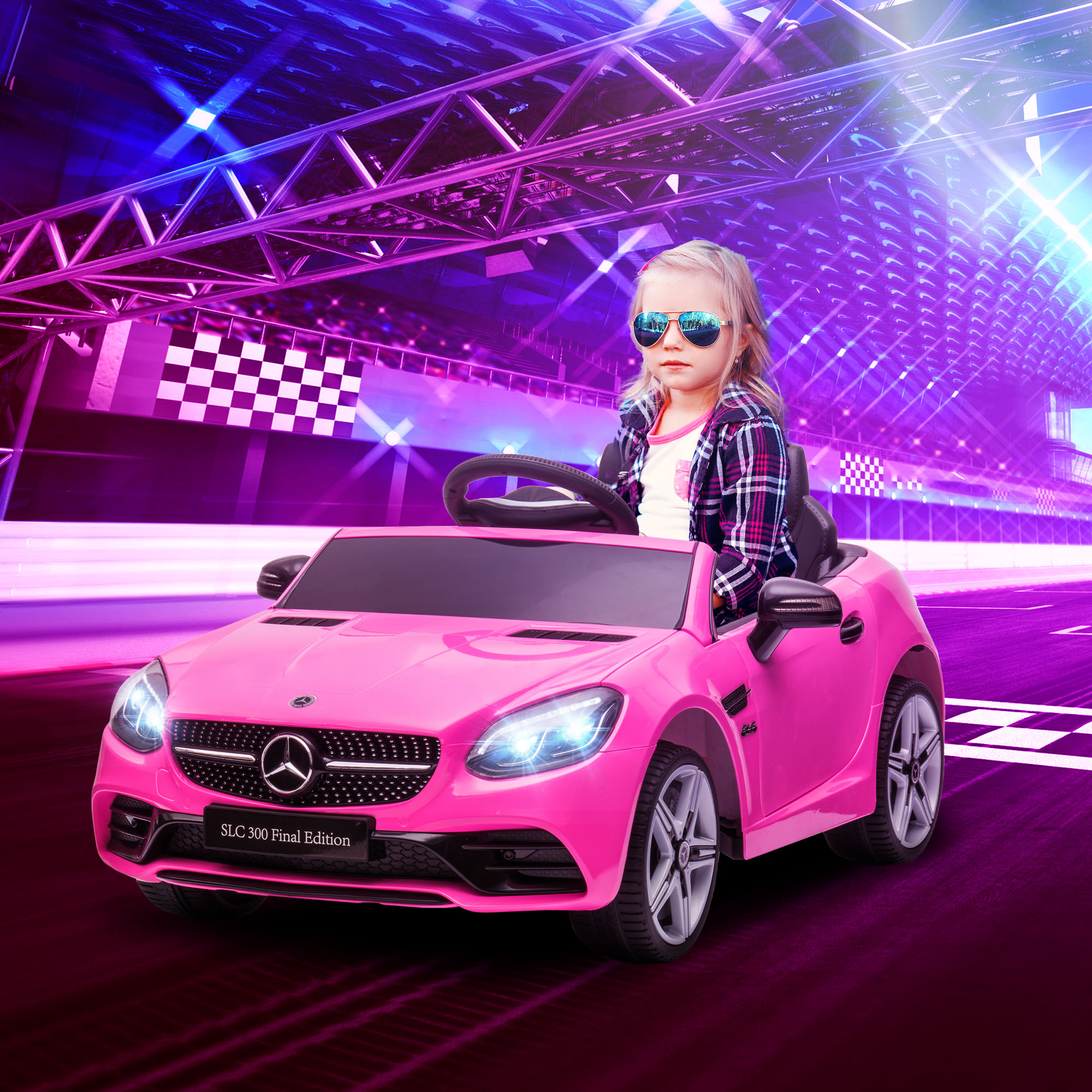 Una bambina con occhiali da sole guida un'auto giocattolo rosa su una pista. L'auto ha la scritta 'SLC 300 Final Edition'.