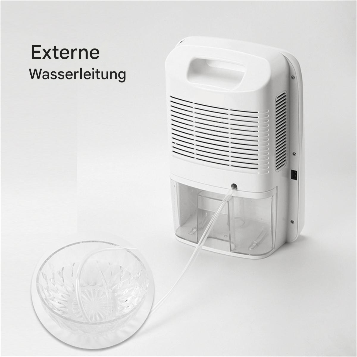 Weißer Luftentfeuchter mit einem Schlauch, der zu einer Schüssel führt. Weißer Hintergrund.