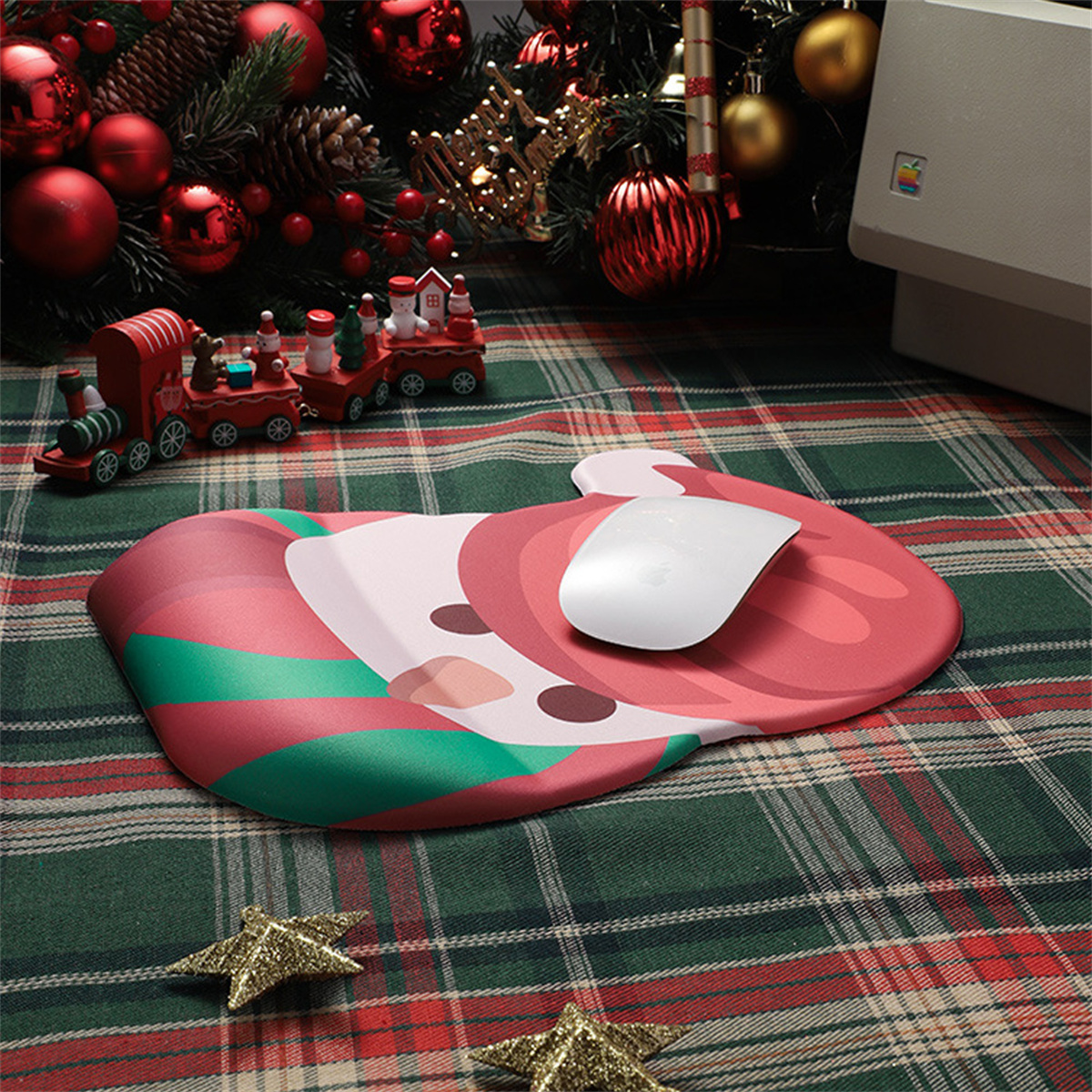 Weihnachtliches Mauspad mit Santa-Design und weißer Maus auf karierter Oberfläche.