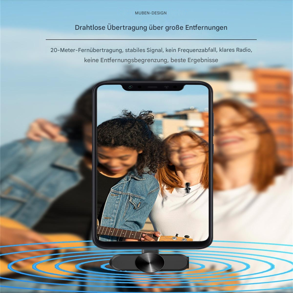 Ein Telefon mit Mikrofon und zwei Frauen im Hintergrund.