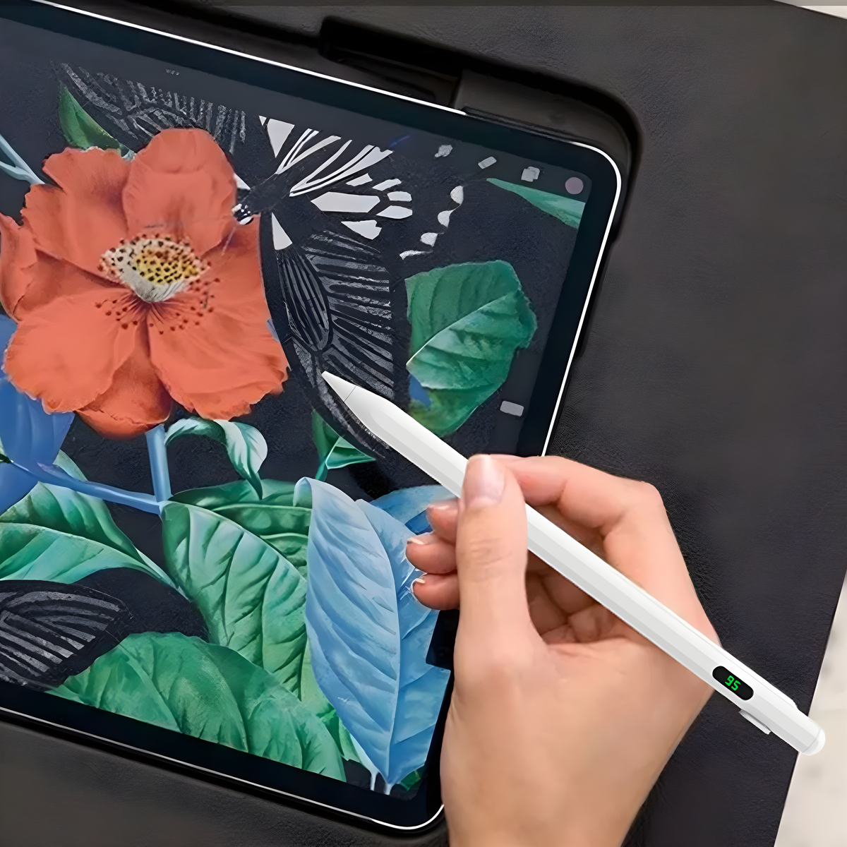Hand hält weißen Stift über Tablet mit Blumendesign, Stift zeigt den Prozentsatz.