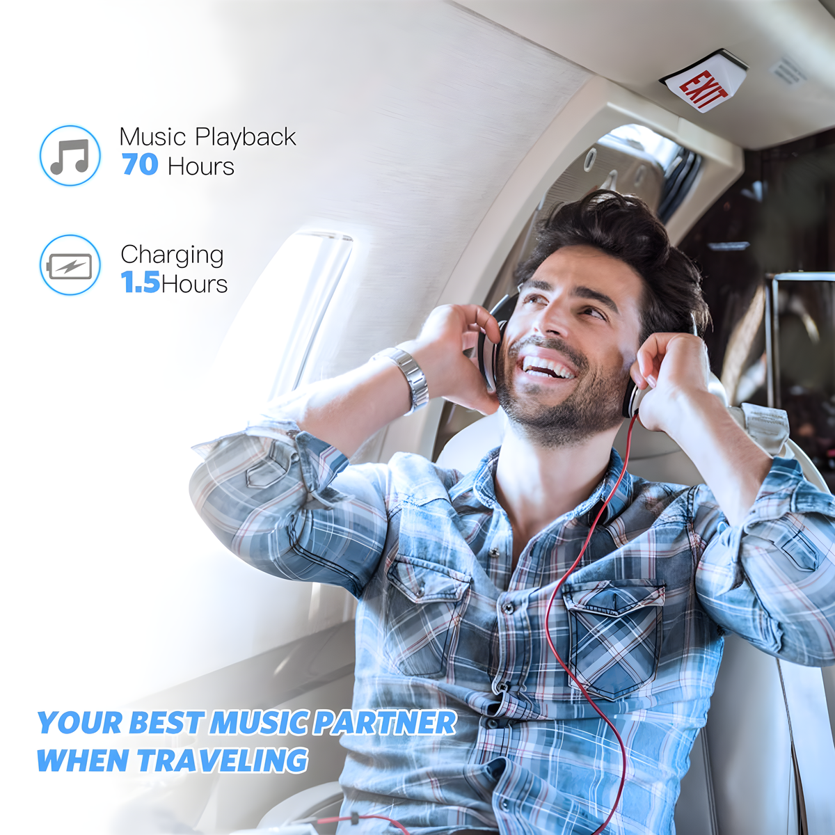 Mann mit Kopfhörern, lächelnd in einem Flugzeug, Text: 'Ihr bester Musikpartner auf Reisen'.