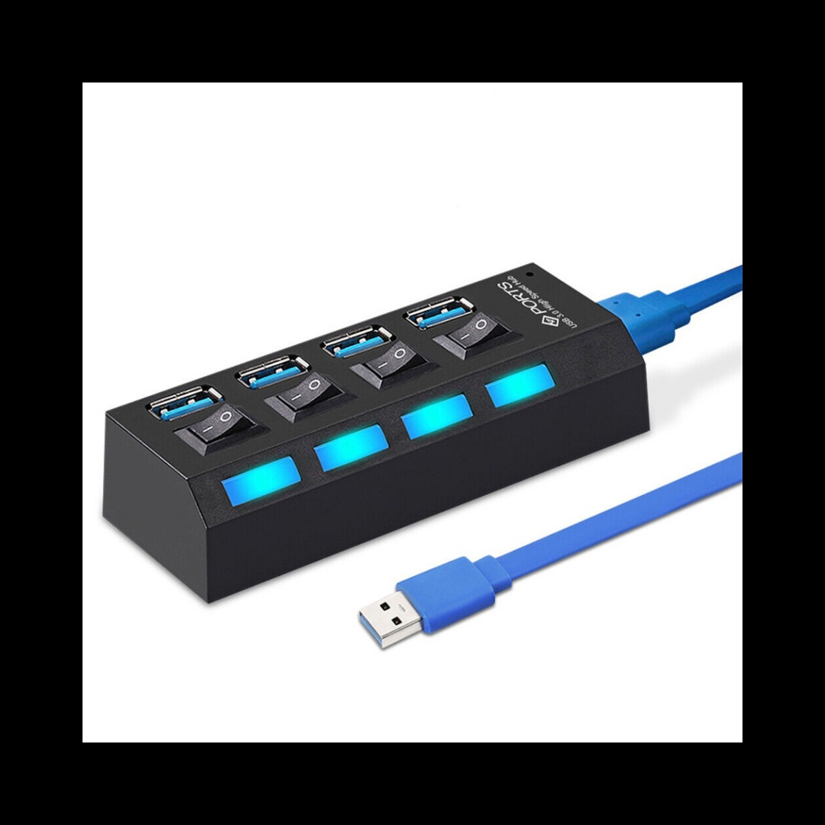 Ein schwarzer USB-Hub mit vier Anschlüssen und blau beleuchteten Netzschaltern. Ein blaues USB-Kabel ist.