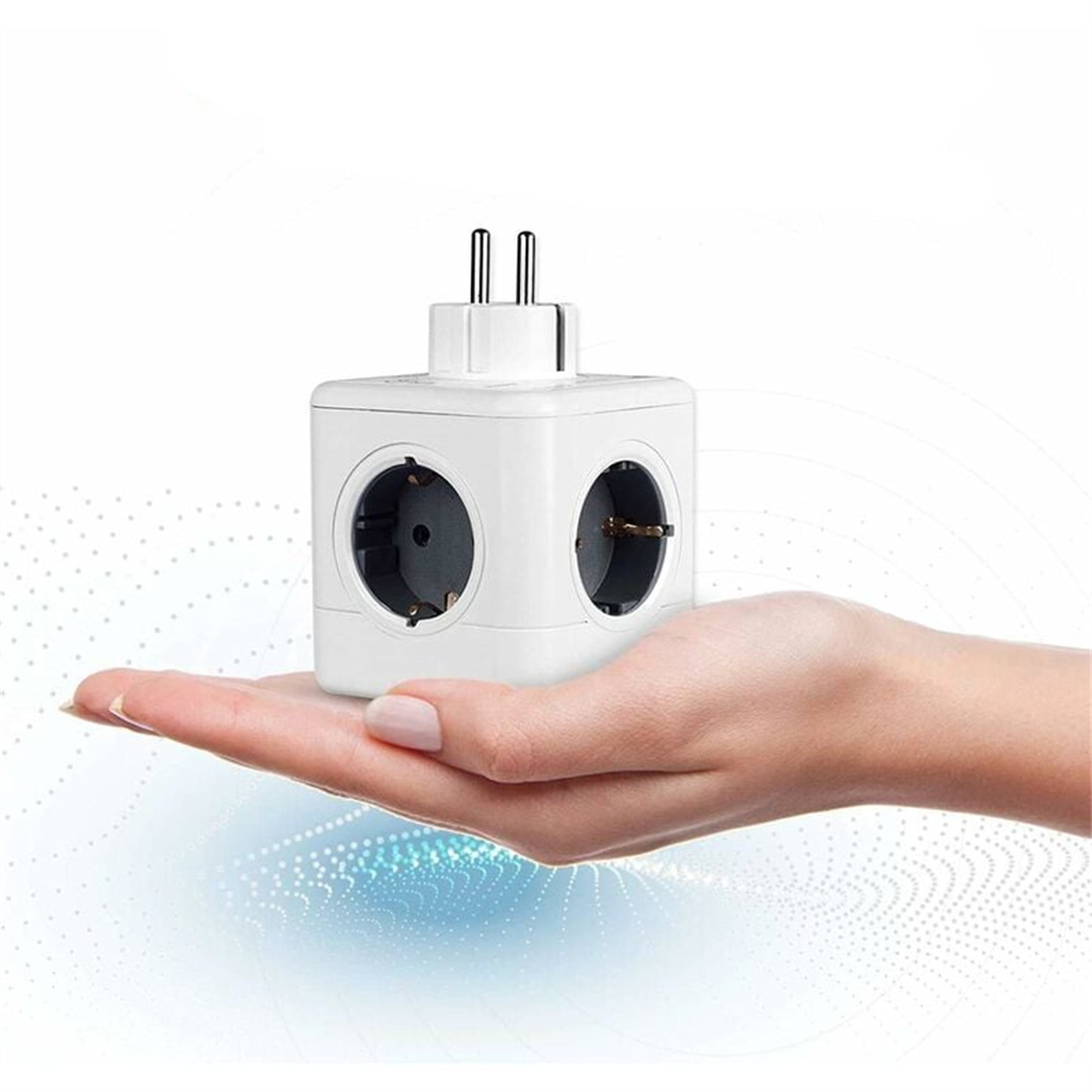 Ein weißer 3-Wege-Adapter in einer Hand. Er hat drei Steckdosen und zwei Stifte.