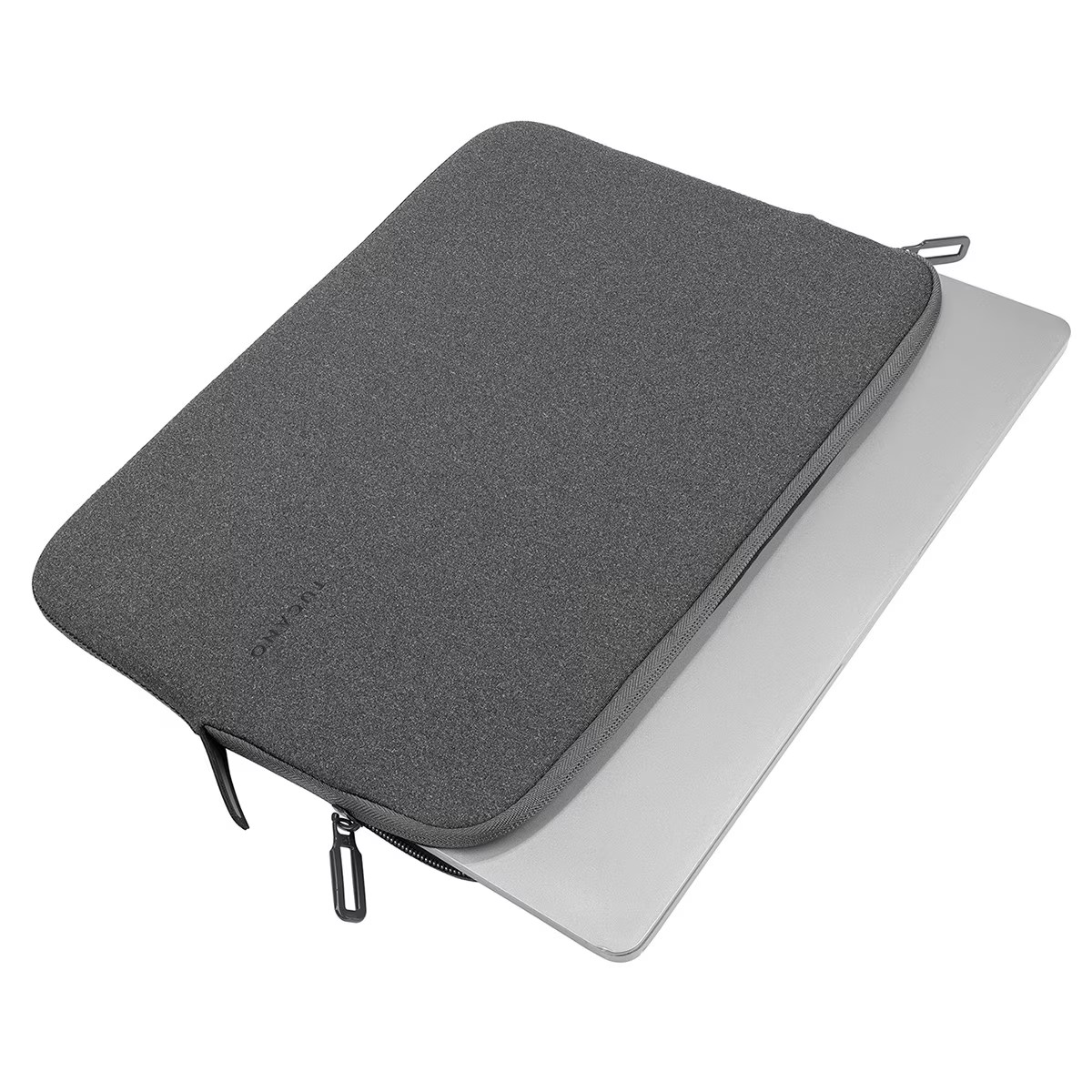 Un laptop grigio in una custodia protettiva grigia con chiusura a cerniera, su sfondo bianco.