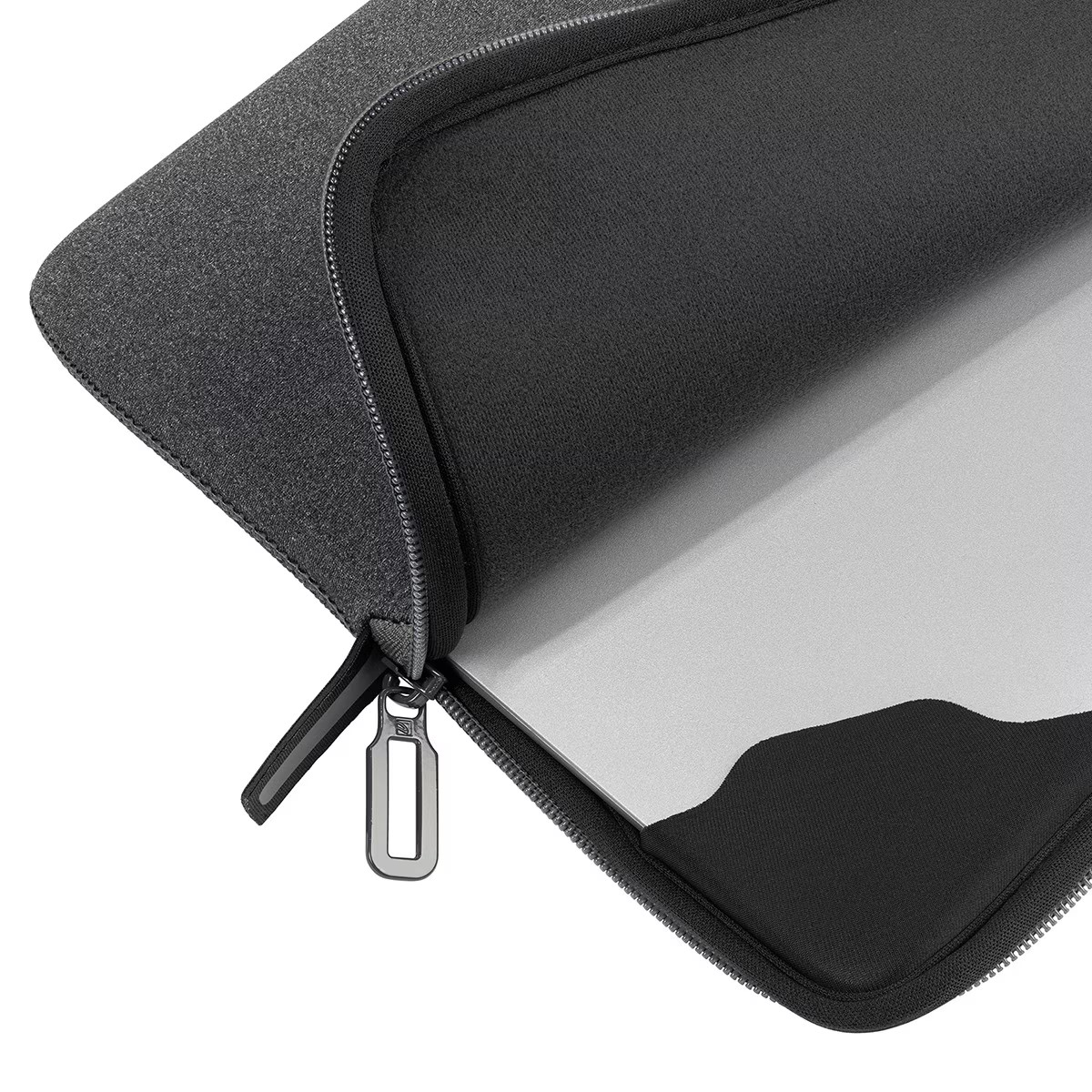 Un laptop in una custodia grigia, semiaperto, che mostra lo schermo.