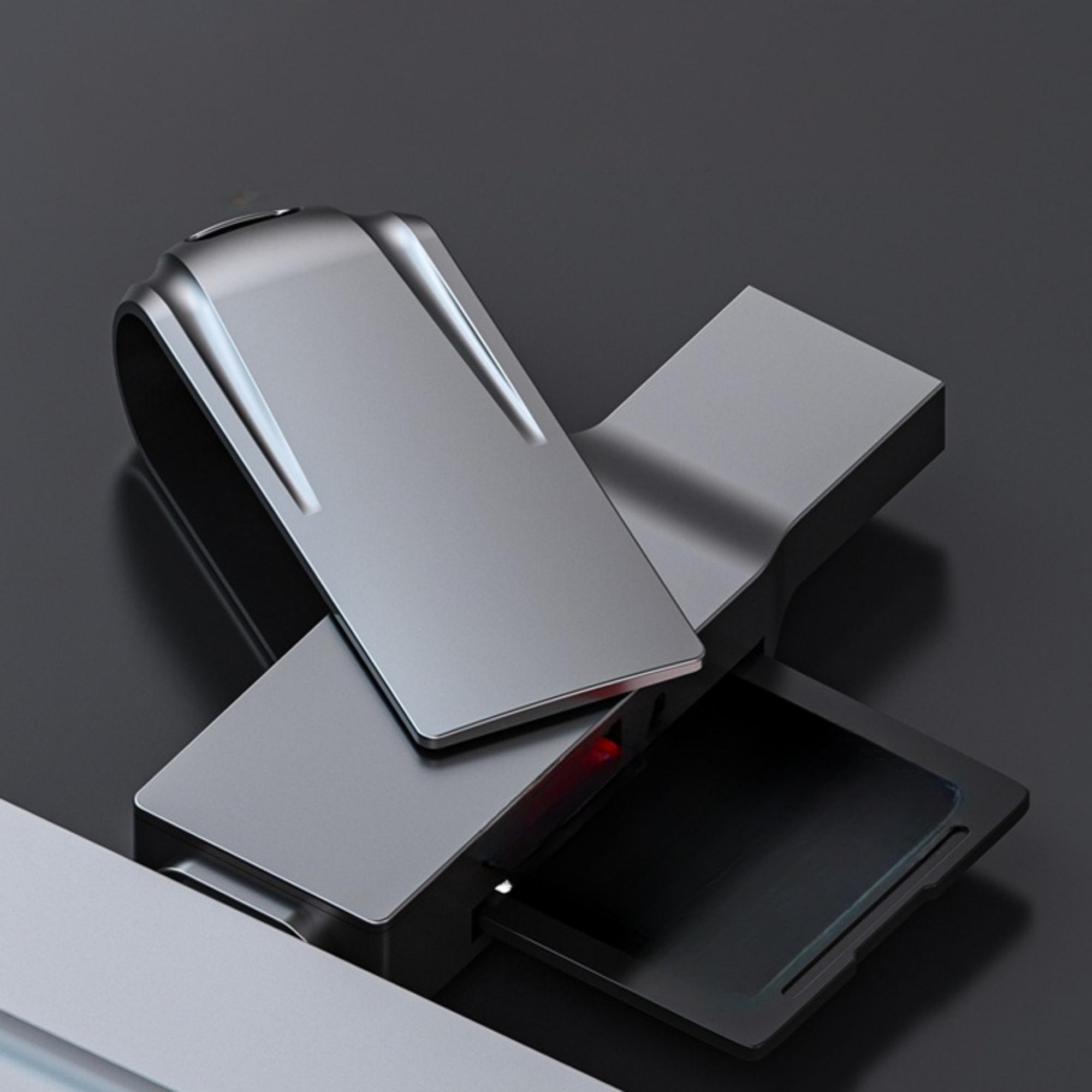 Silberner USB-Stick mit Schiebemechanismus auf dunkler Oberfläche.