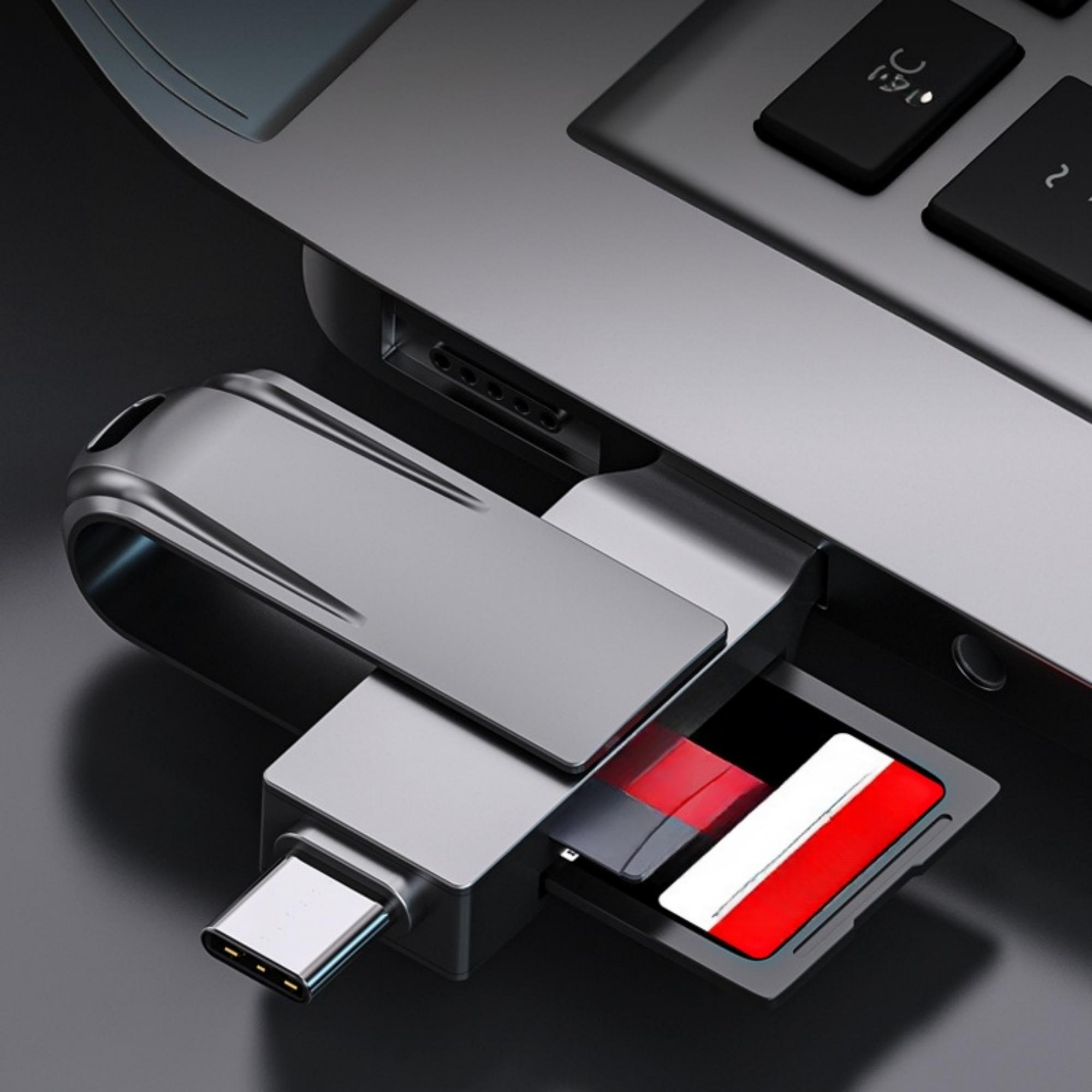 Ein silberner USB-C-Adapter mit USB-Anschluss und Kartenleser, der in einem Laptop eingesetzt ist.