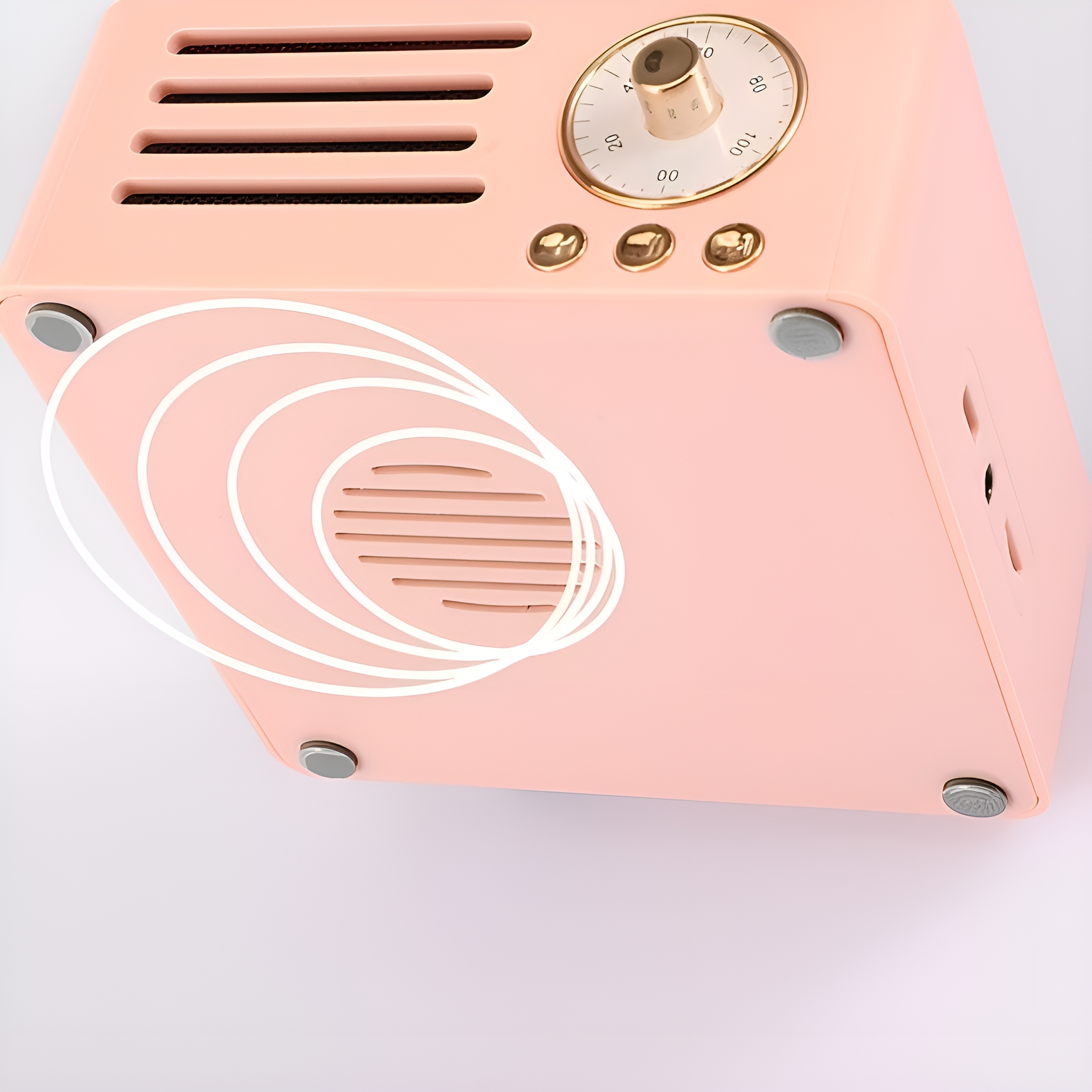 Rosa Retro-Radio mit Knöpfen und einem Drehregler auf weißer Oberfläche, angewinkelte Ansicht.