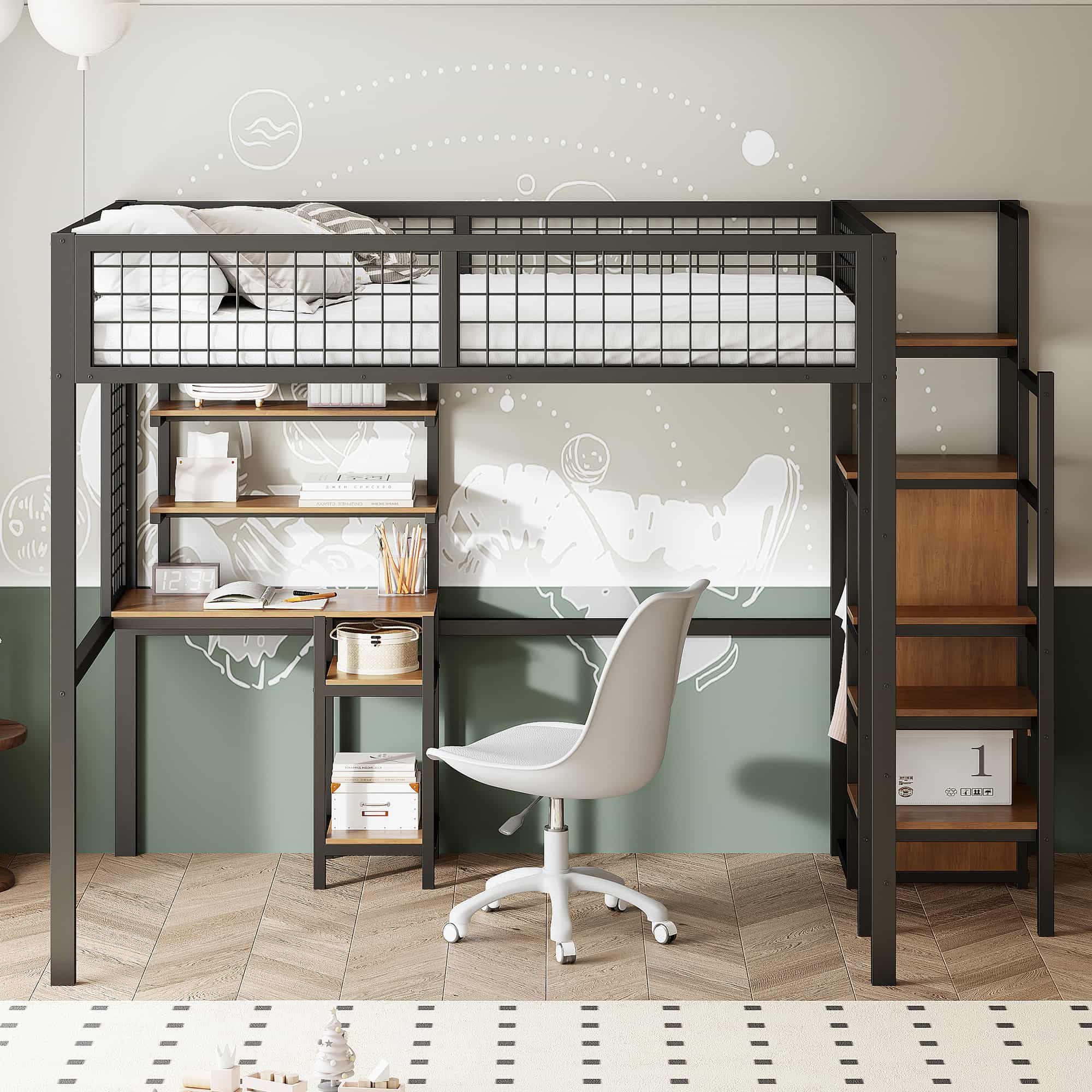 Hochbett mit Schreibtisch, Regalen und Stuhl. Das Zimmer hat eine bemalte Wand und Holzböden.