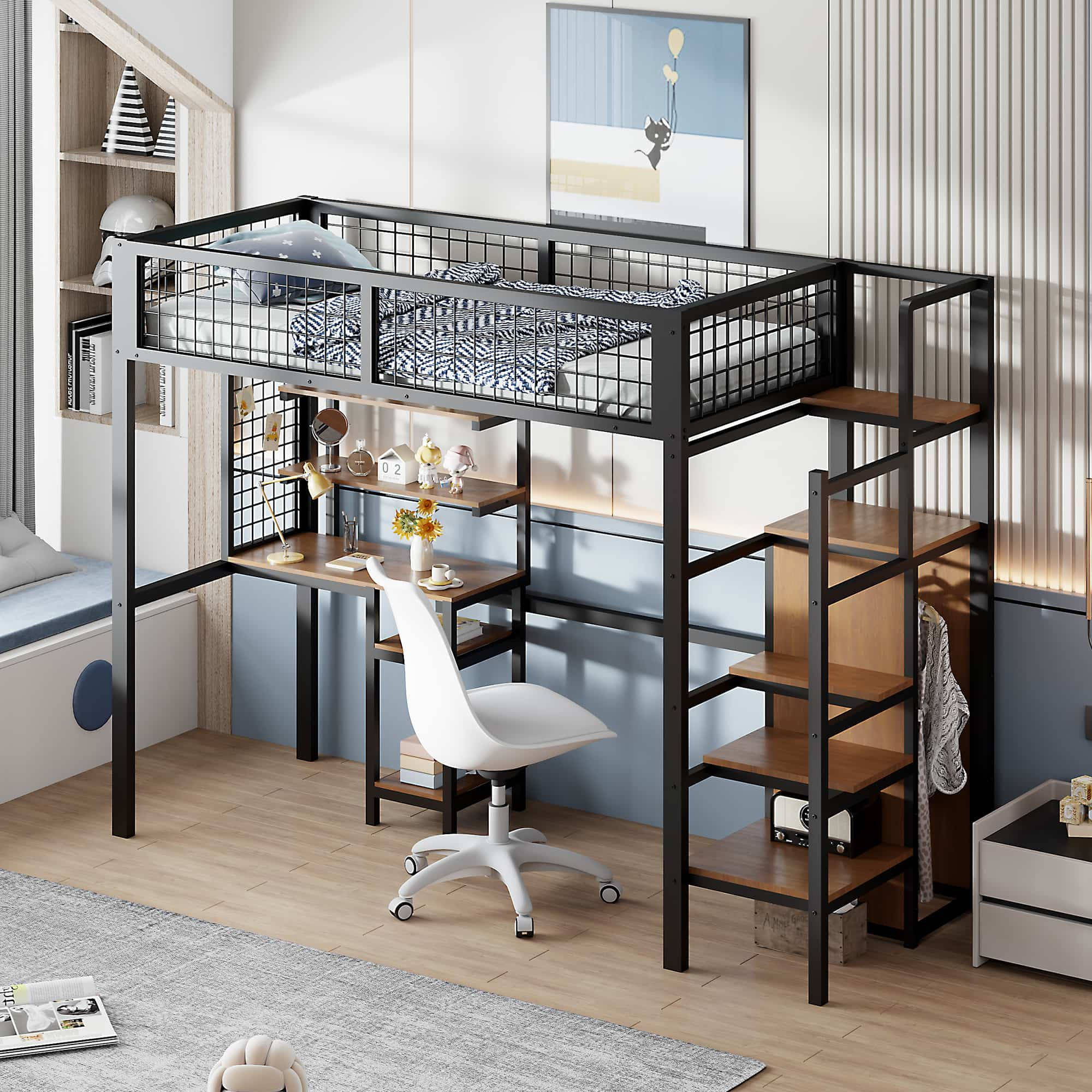 Ein Hochbett mit Schreibtisch und Treppe. Es ist aus Metall mit Holzakzenten. Ein Stuhl steht davor.