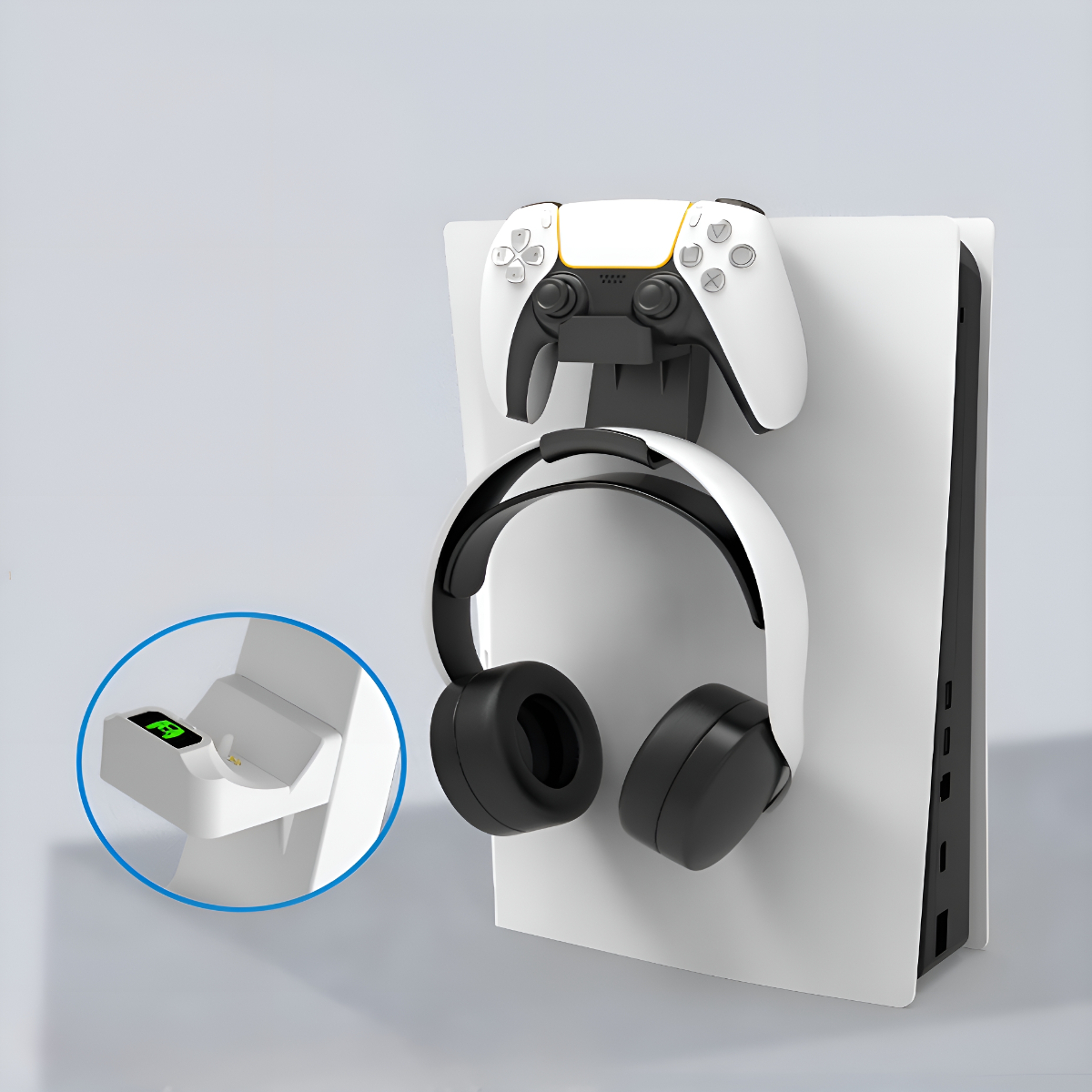 PlayStation 5, Controller, Headset und Ständer. Weiße Konsole mit Controller und Headset befestigt.