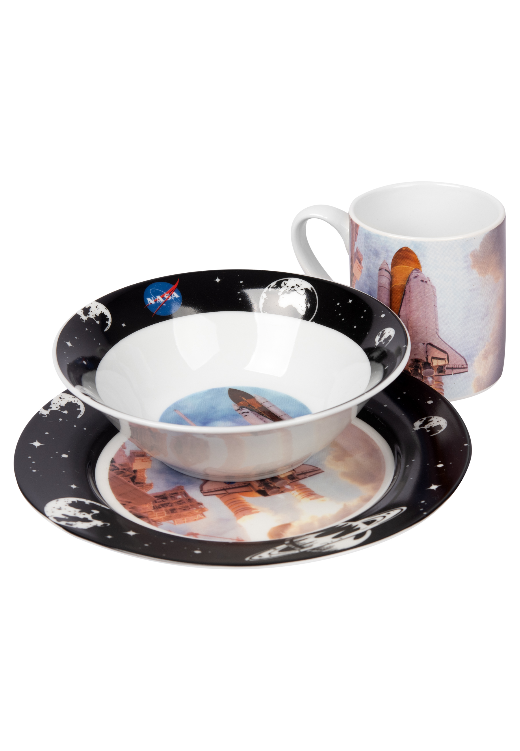 Weltraum-Geschirr-Set: Teller, Schüssel und Tasse mit Raketen- und Planeten-Design. Weißer Hintergrund.