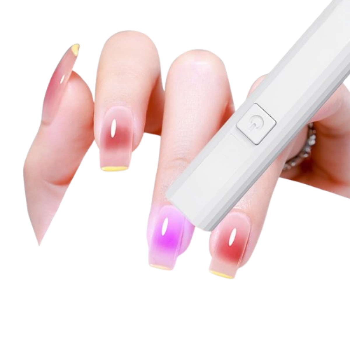 Eine Hand, die eine weiße Nagellampe hält, mit Nahaufnahmen von Gelnägeln mit Farbverlauf.