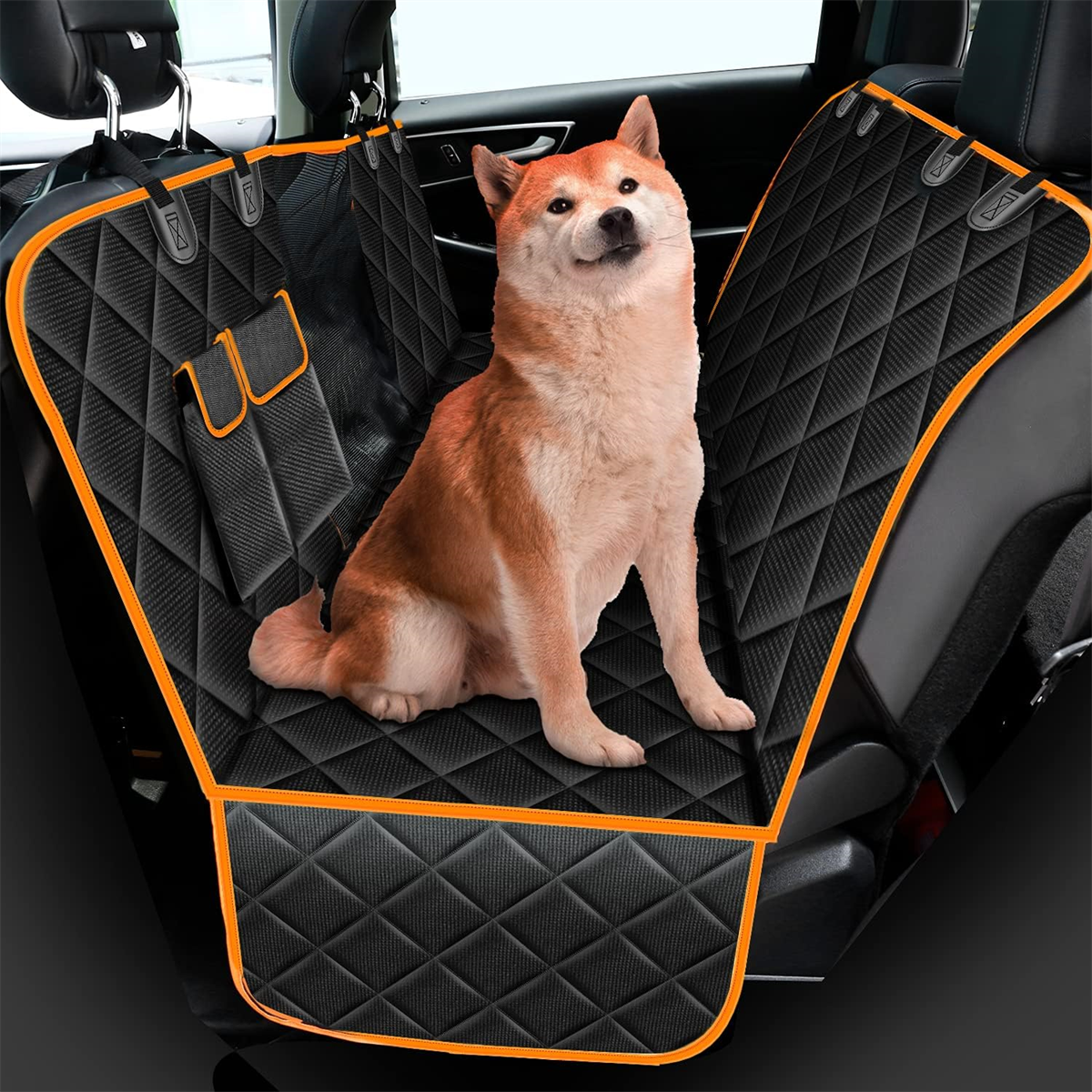 Ein Shiba Inu Hund sitzt in einem Autositzbezug. Der Bezug ist schwarz mit orangefarbenen Zierleisten und einem Rautenmuster.