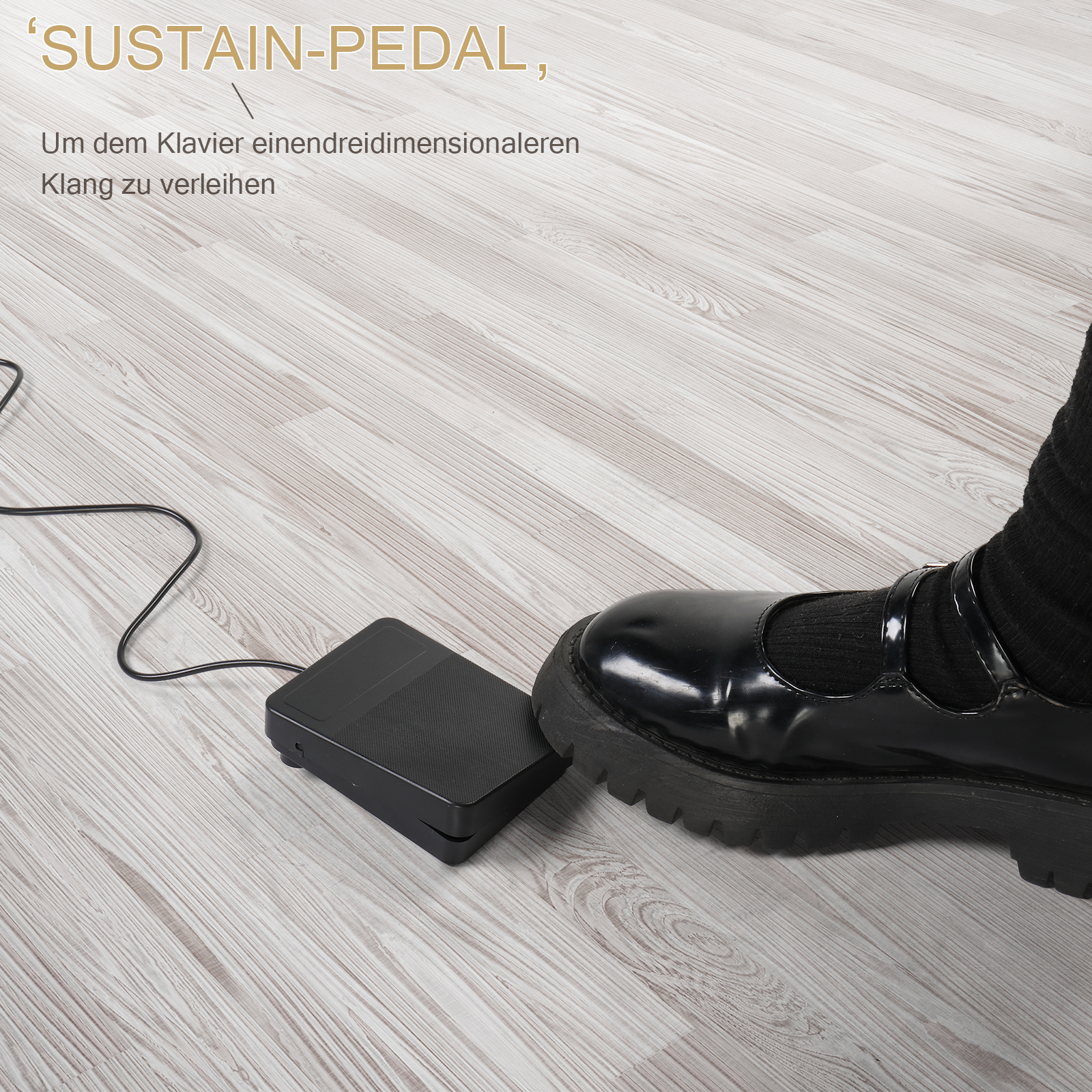 Ein Fuß in einem schwarzen Schuh betätigt ein schwarzes Sustain-Pedal auf hellem Holzboden.