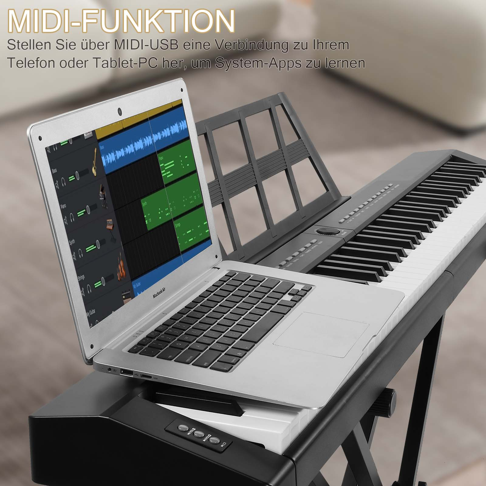 Ein Laptop auf einer Tastatur und einem Notenständer. Der Laptop-Bildschirm zeigt eine Musikoberfläche.