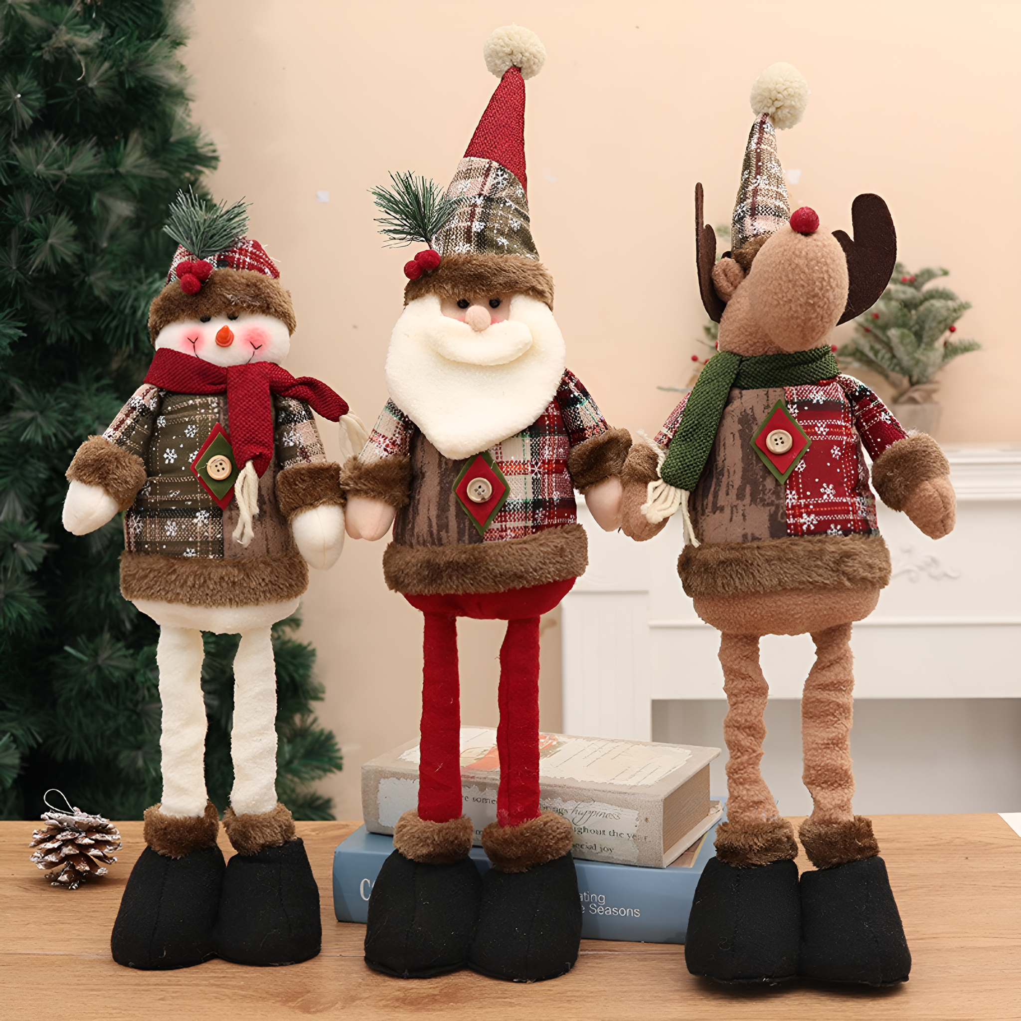 Drei Weihnachtsfiguren: Schneemann, Weihnachtsmann und Rentier, alle mit langen Beinen.